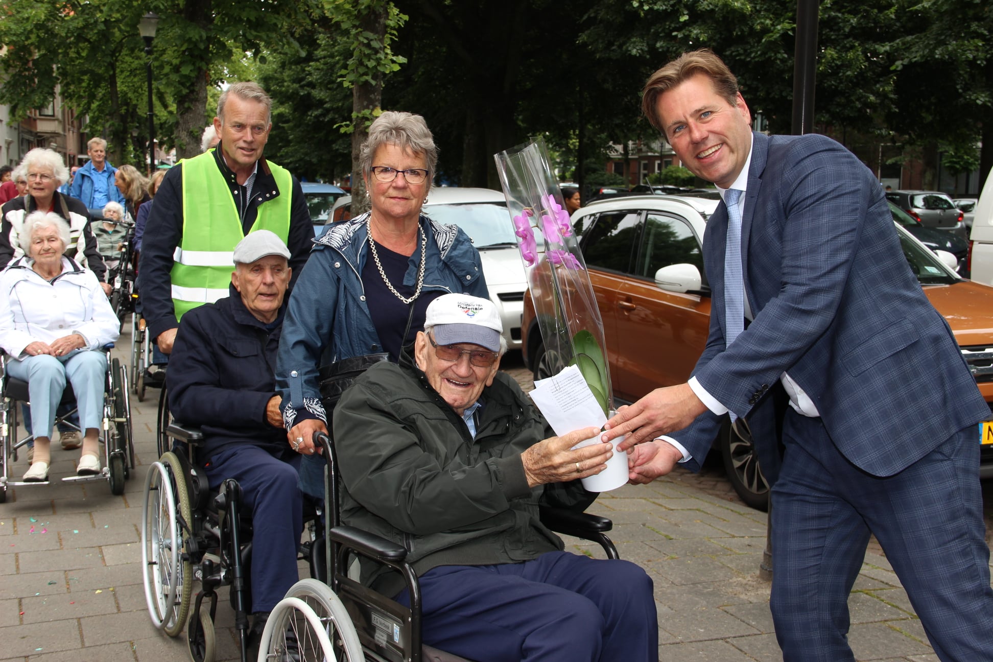 Deelnemers wandel rolstoel 3-daagse feestelijk binnengehaald