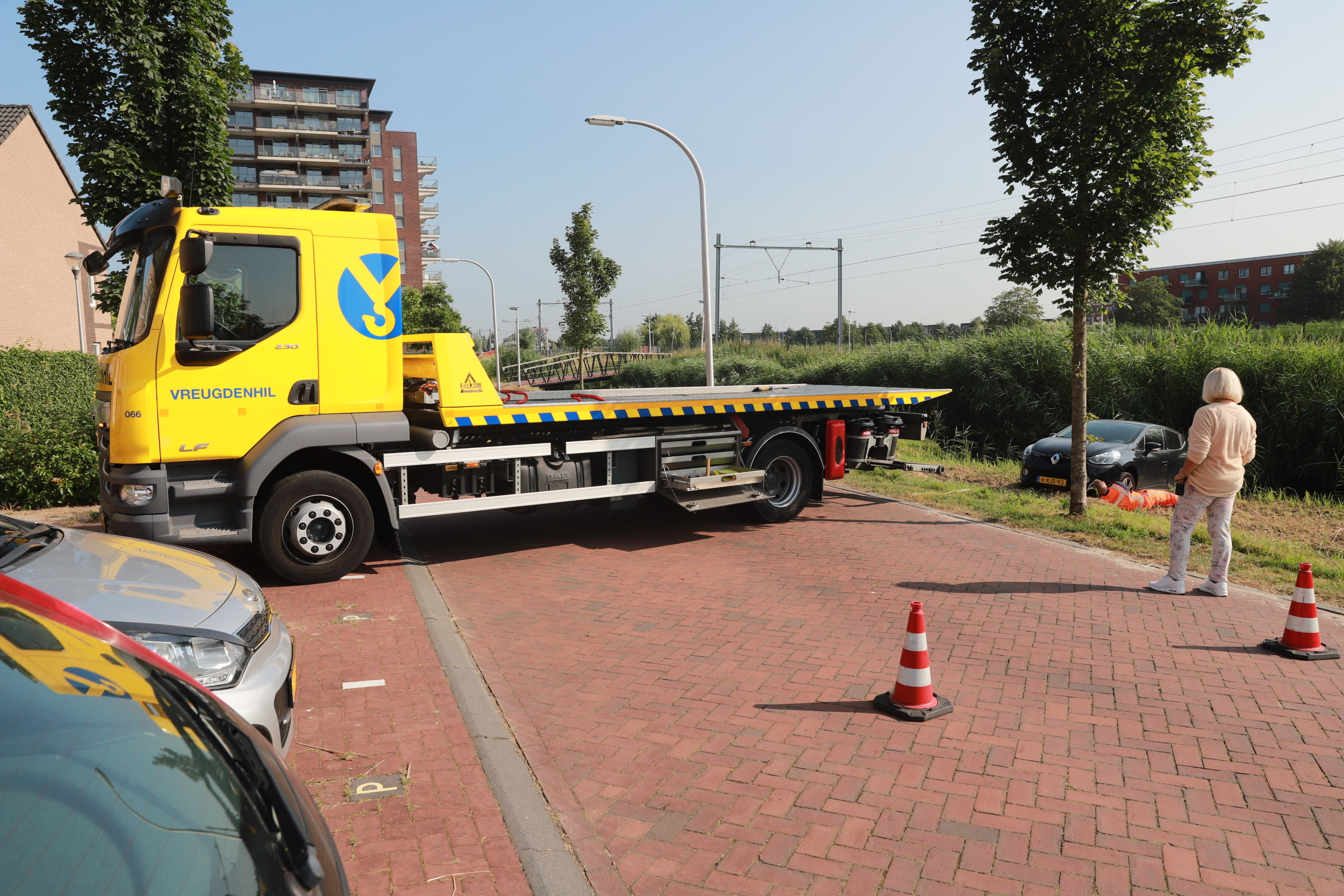 Auto belandt in het water na vergeten handrem in Pijnacker