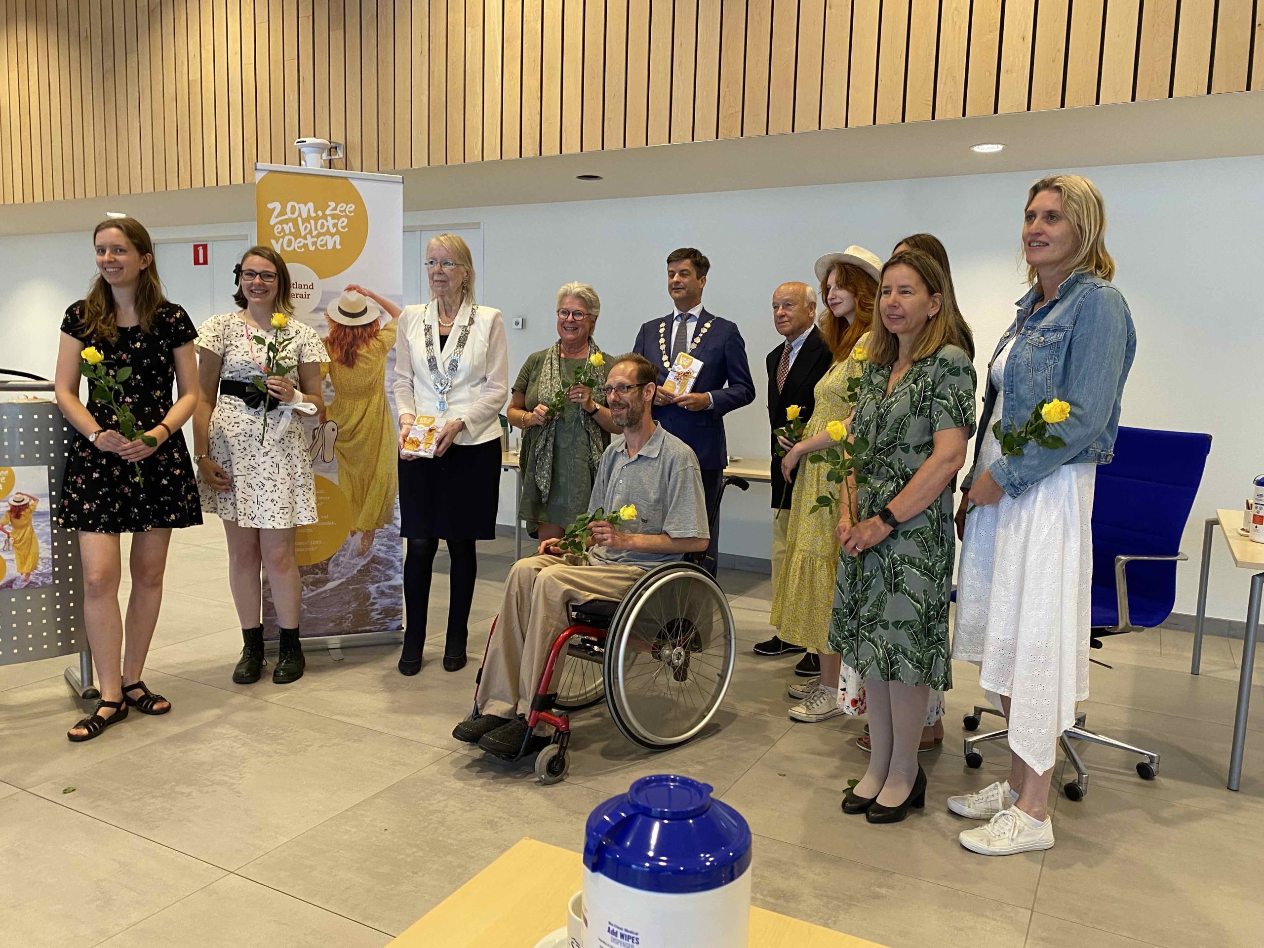 [VIDEO] Burgemeester neemt verhalenbundel in ontvangst