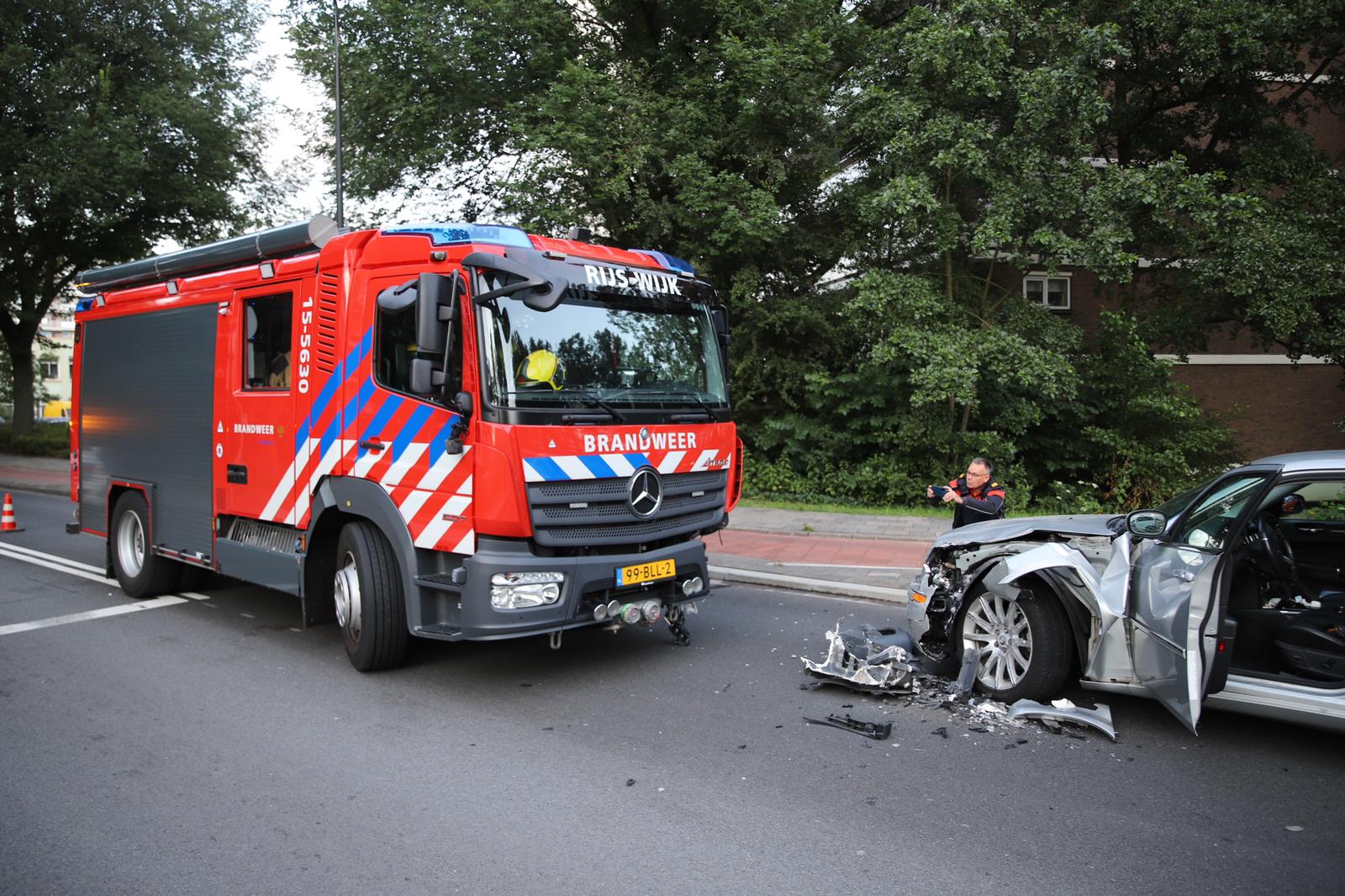 Brandweerauto met spoed en personenauto knallen tegen elkaar