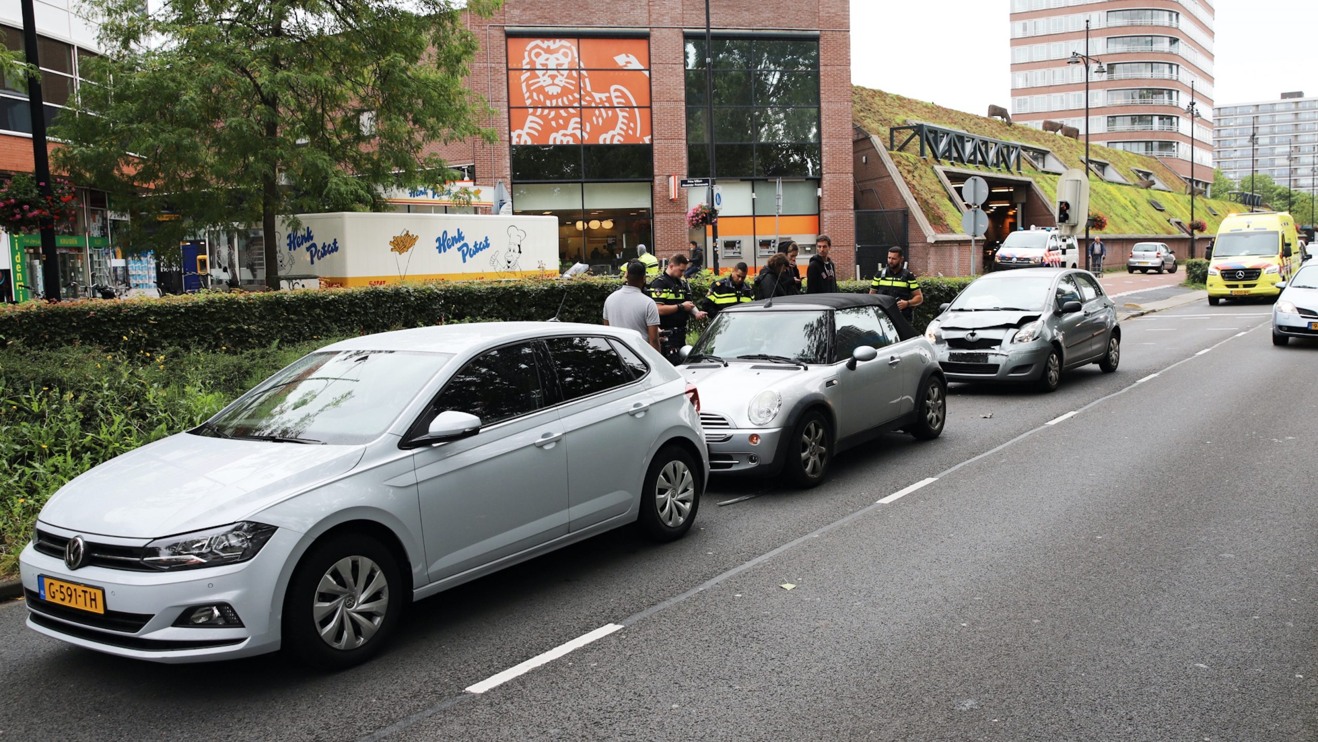 Meerdere gewonden bij kop-staartaanrijding Beatrixlaan