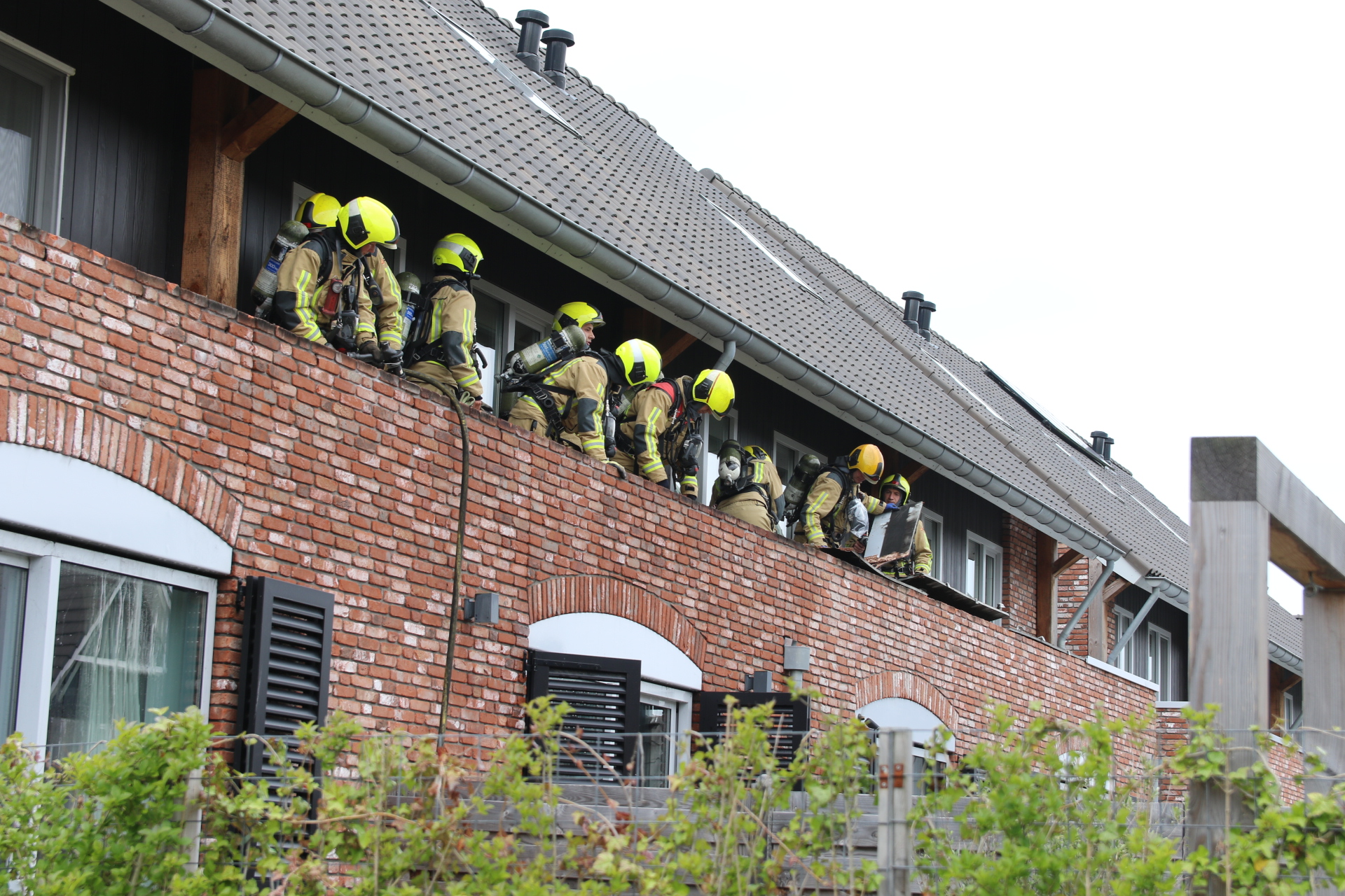 Heel veel hulpverleners aanwezig bij brand in woningen Rijswijk