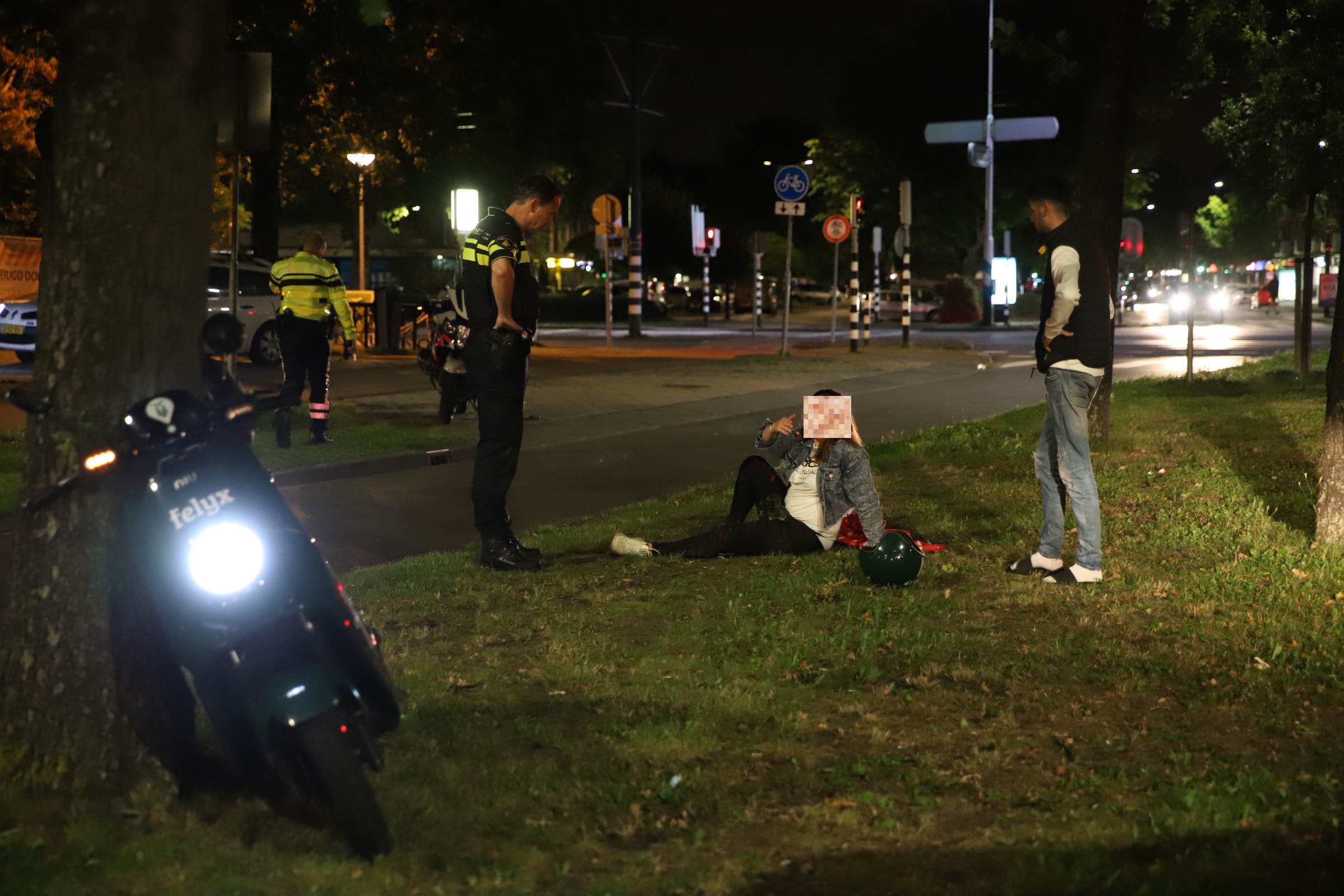 Vrouw knalt dronken op boom met deelscooter