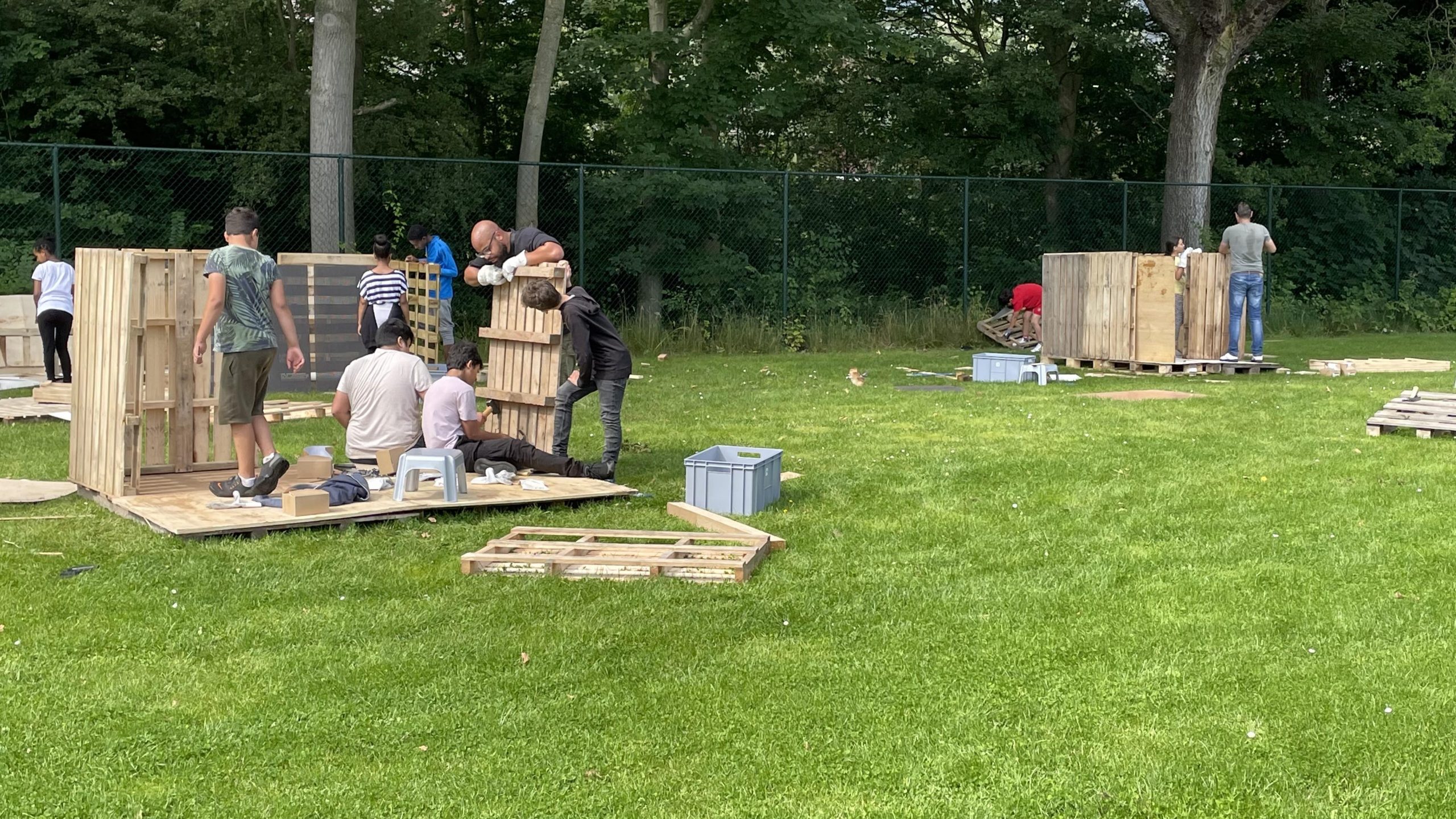 [VIDEO] Kinderen bouwen de mooiste hutten van Rijswijk