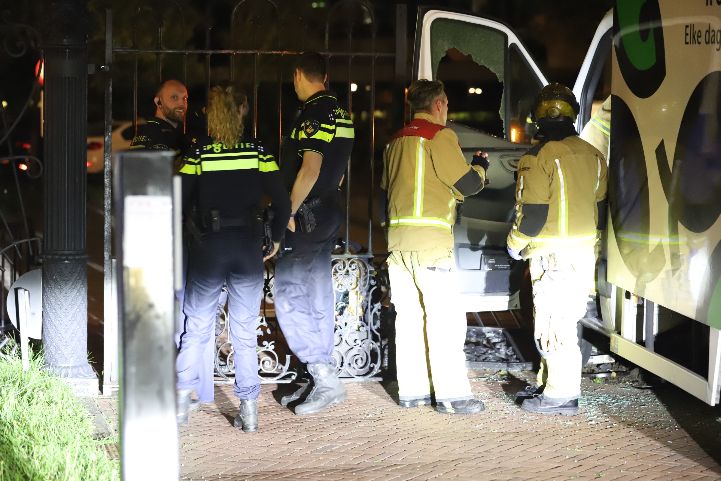 Bezorger wordt onwel en kan net op tijd de snelweg verlaten