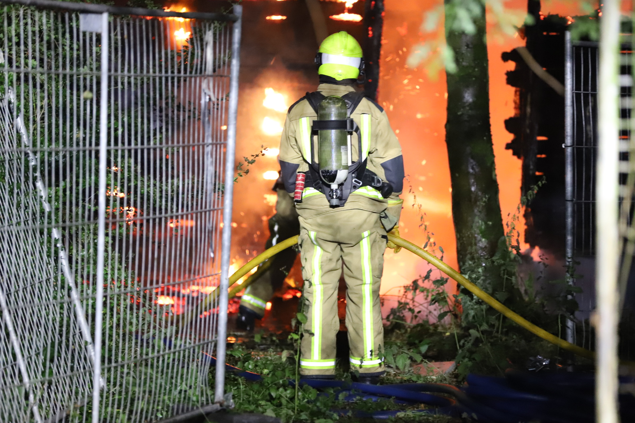 [VIDEO] Flinke brand legt oude paardenstal in de as