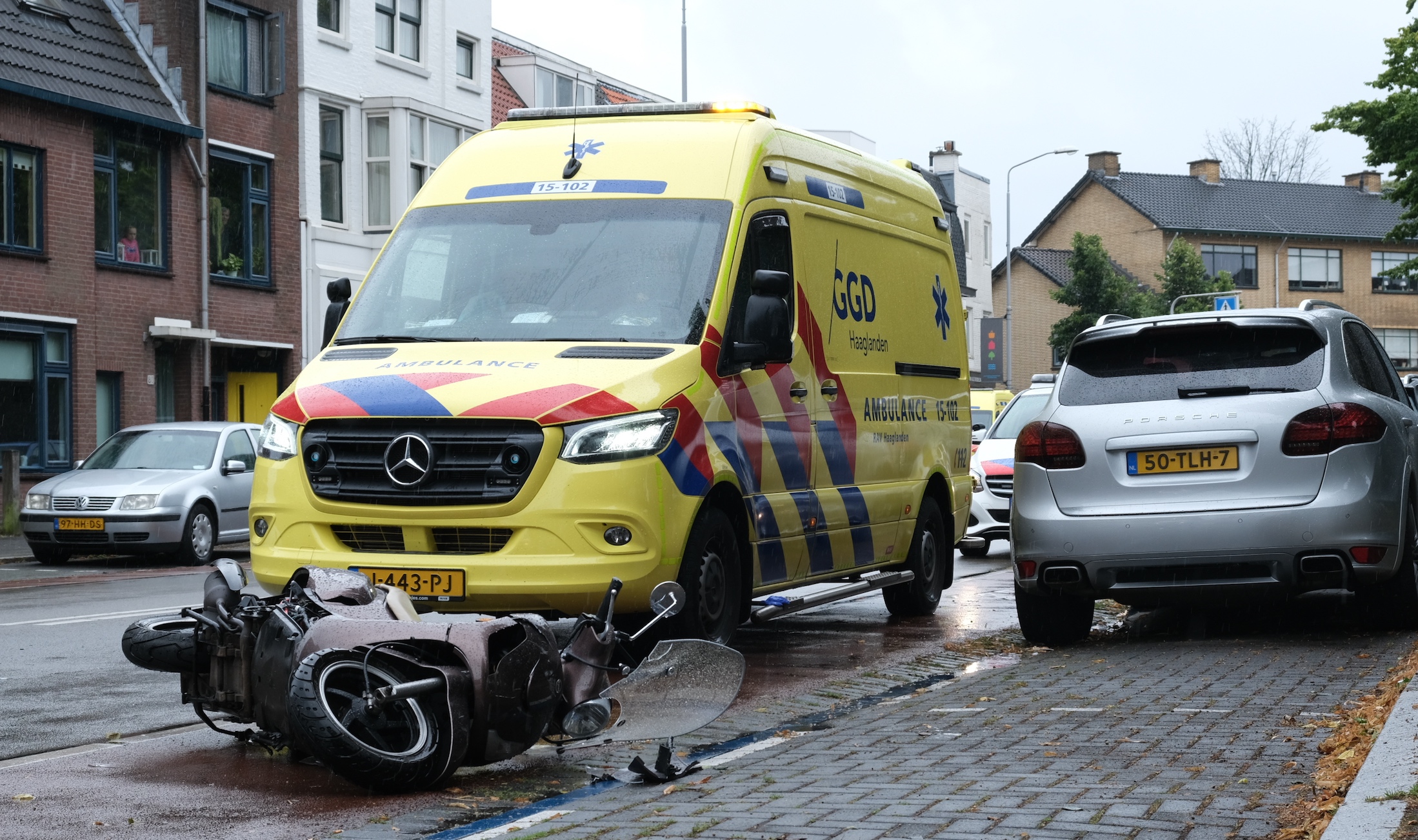 Scooterrijder gewond na aanrijding aan Parkweg Voorburg