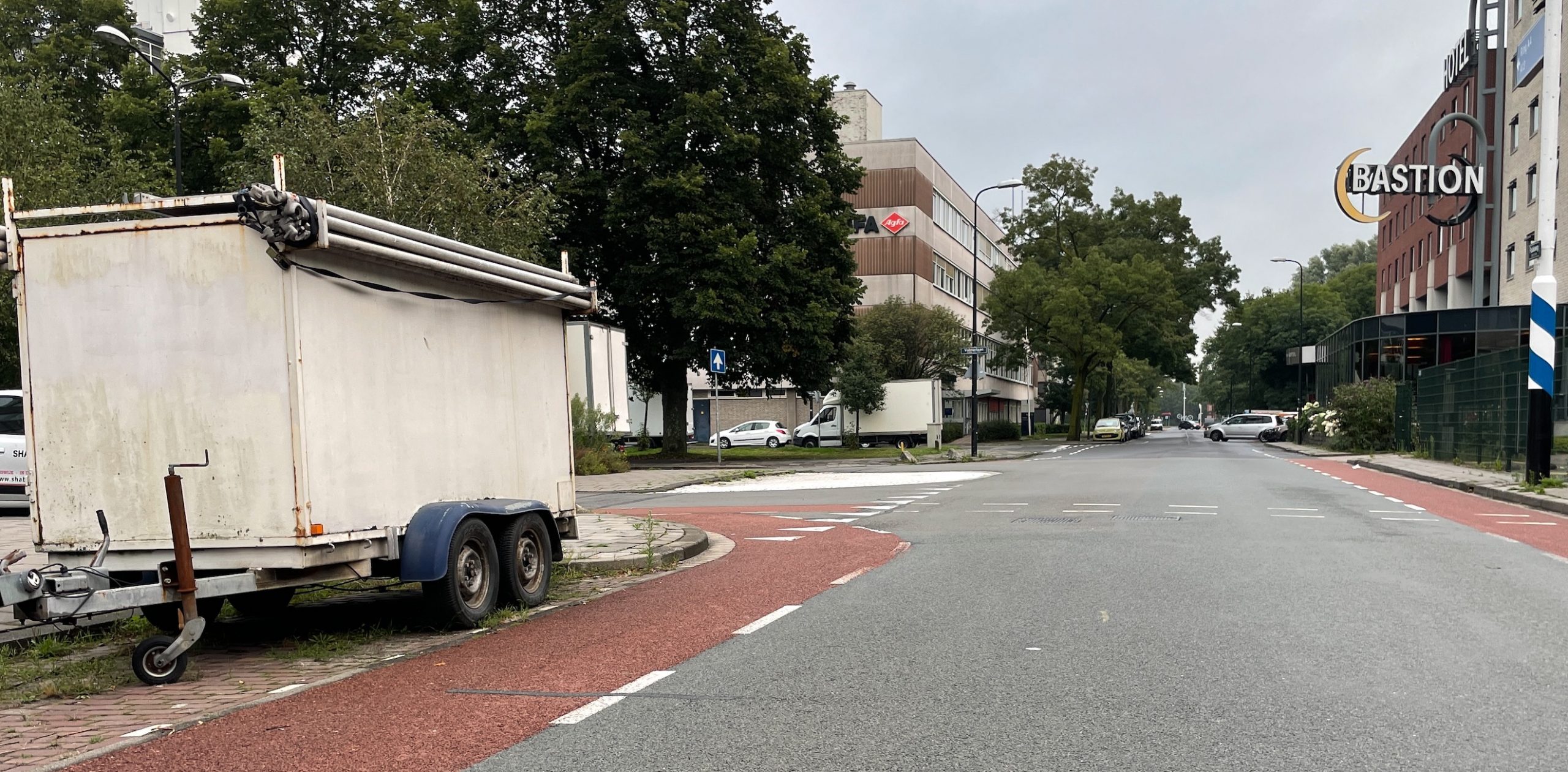 Gevaarlijke verkeerssituatie door zwerfaanhanger blijft voortduren