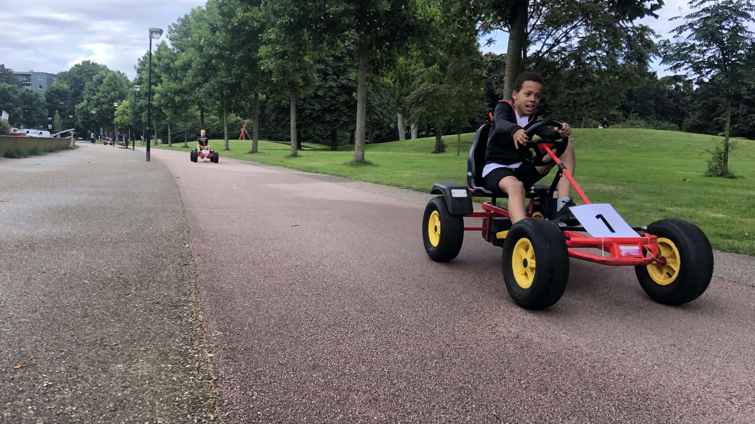 [VIDEO] Kinderen racen er op los tijdens skelterrace