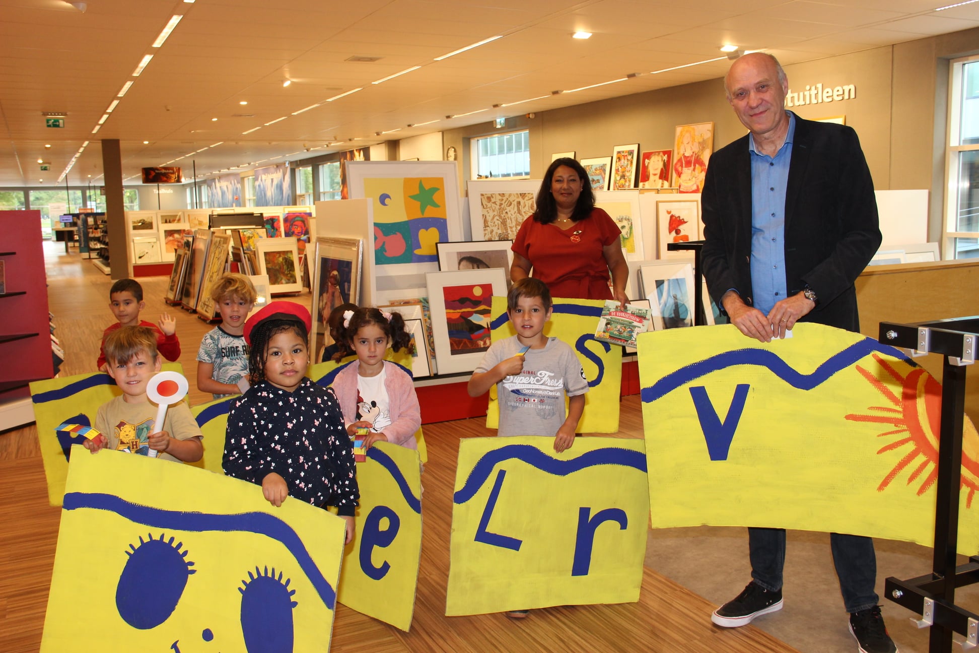 [FOTO] Voorleesvrijwilliger thuis aan tafel