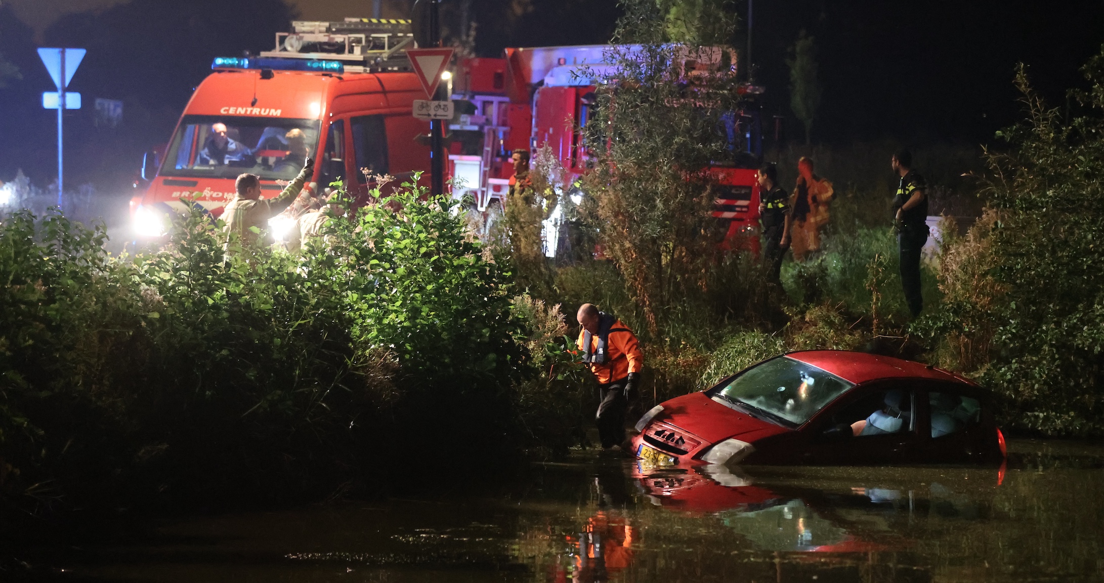 Auto belandt in water in Wilhelminapark. Inzittenden spoorloos