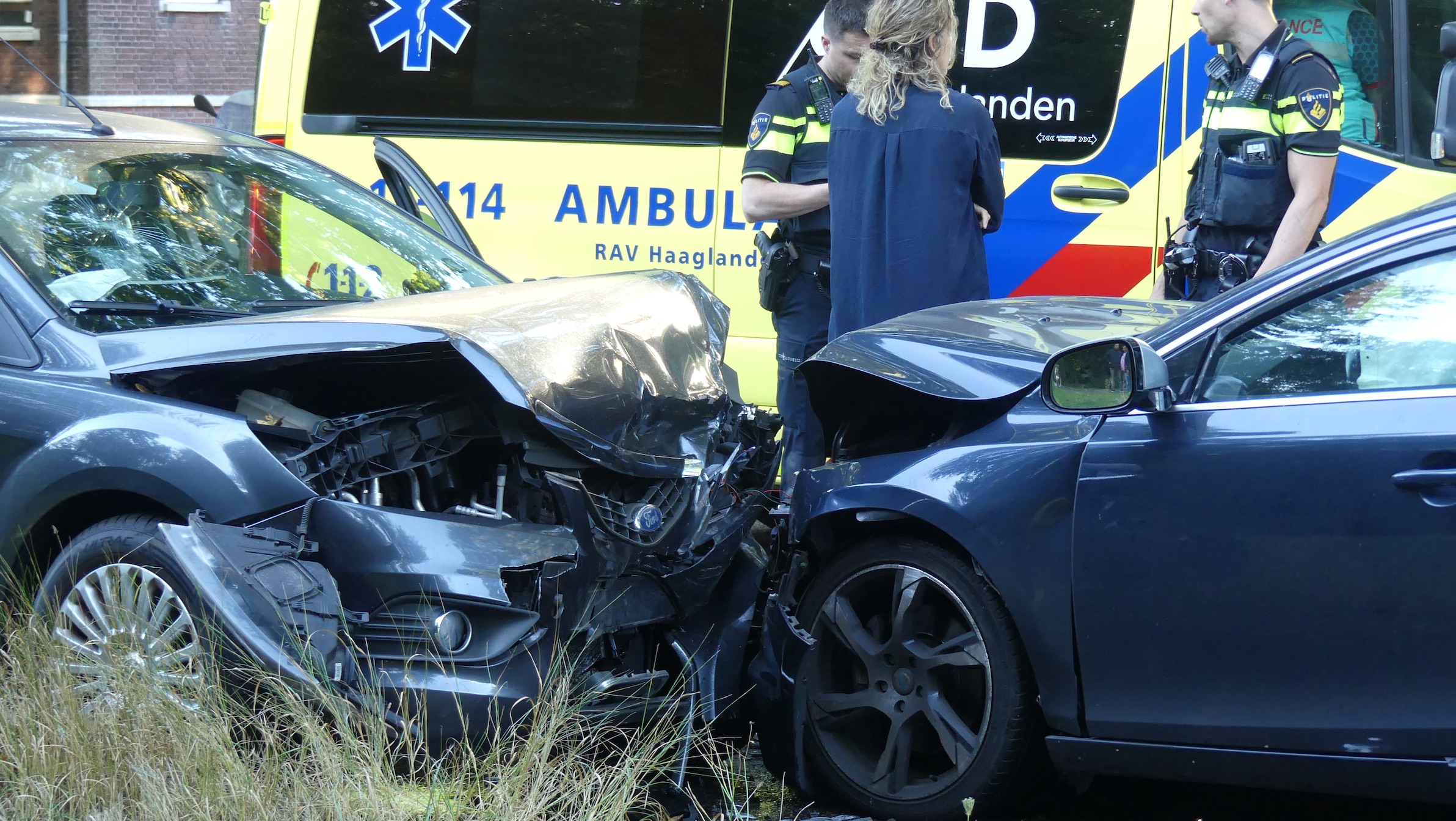 Twee automobilisten betrokken bij ongeval Burgemeester Elsenlaan