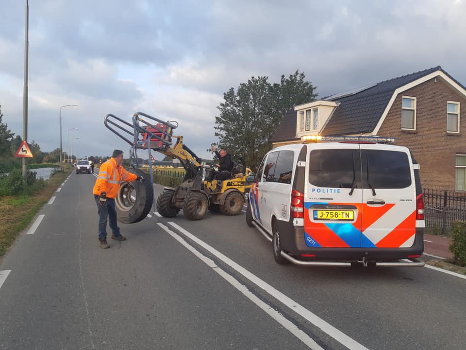 Vrachtauto verliest wielen op de Katwijkerlaan