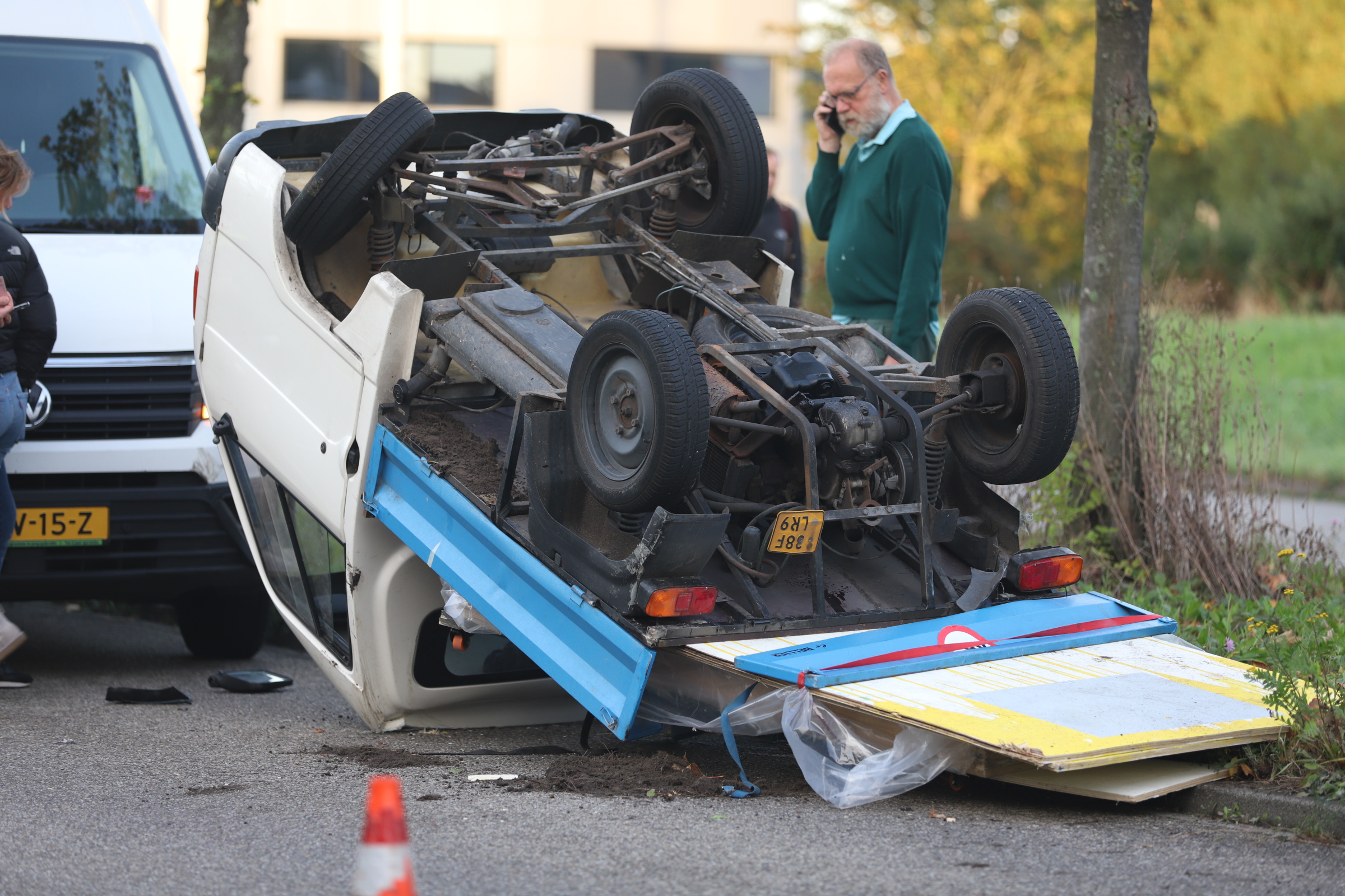 Brommobiel ondersteboven na aanrijding Vrijenbanselaan Rijswijk