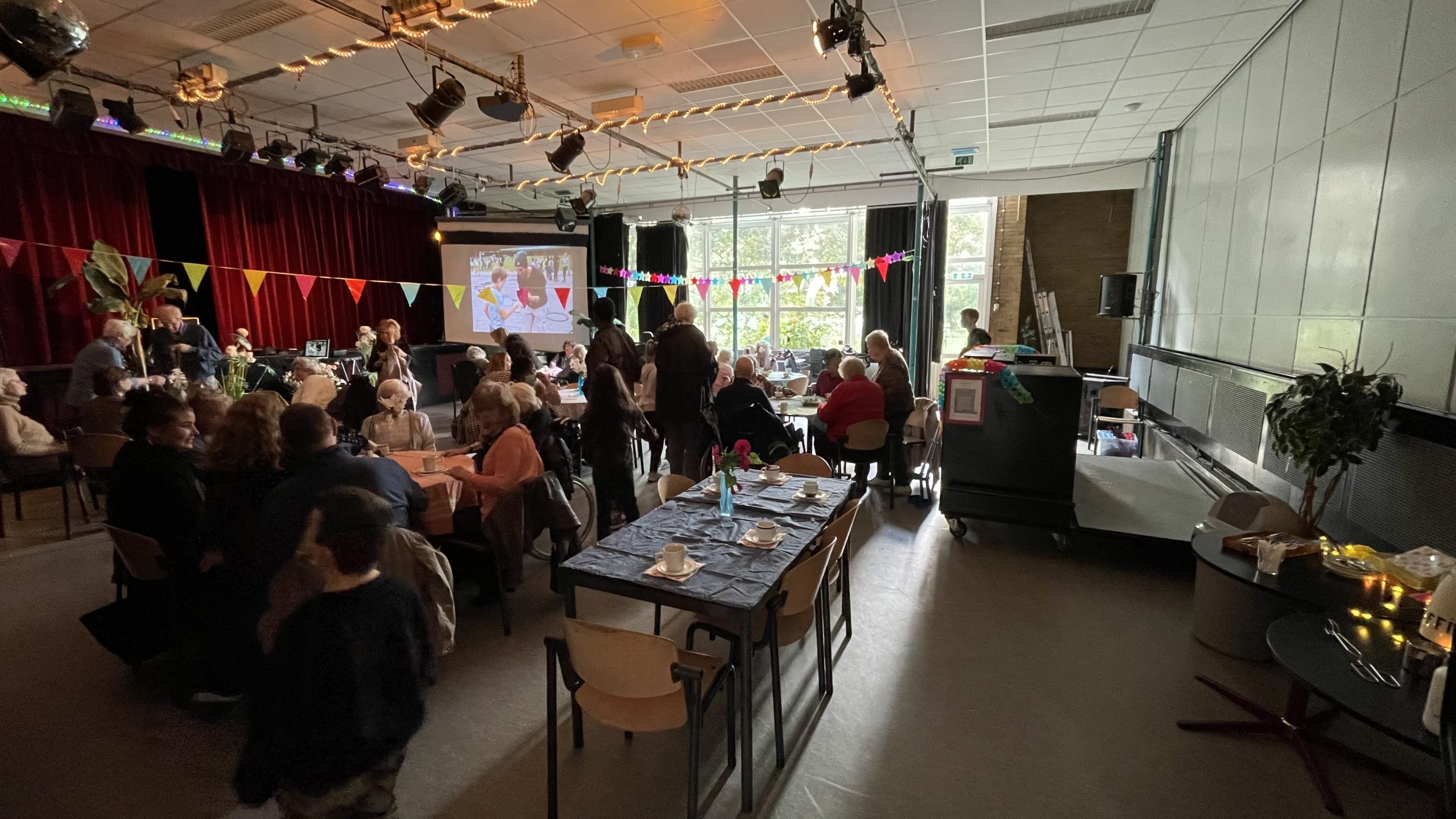 [VIDEO] Ouderen worden verwend met high tea door kinderen