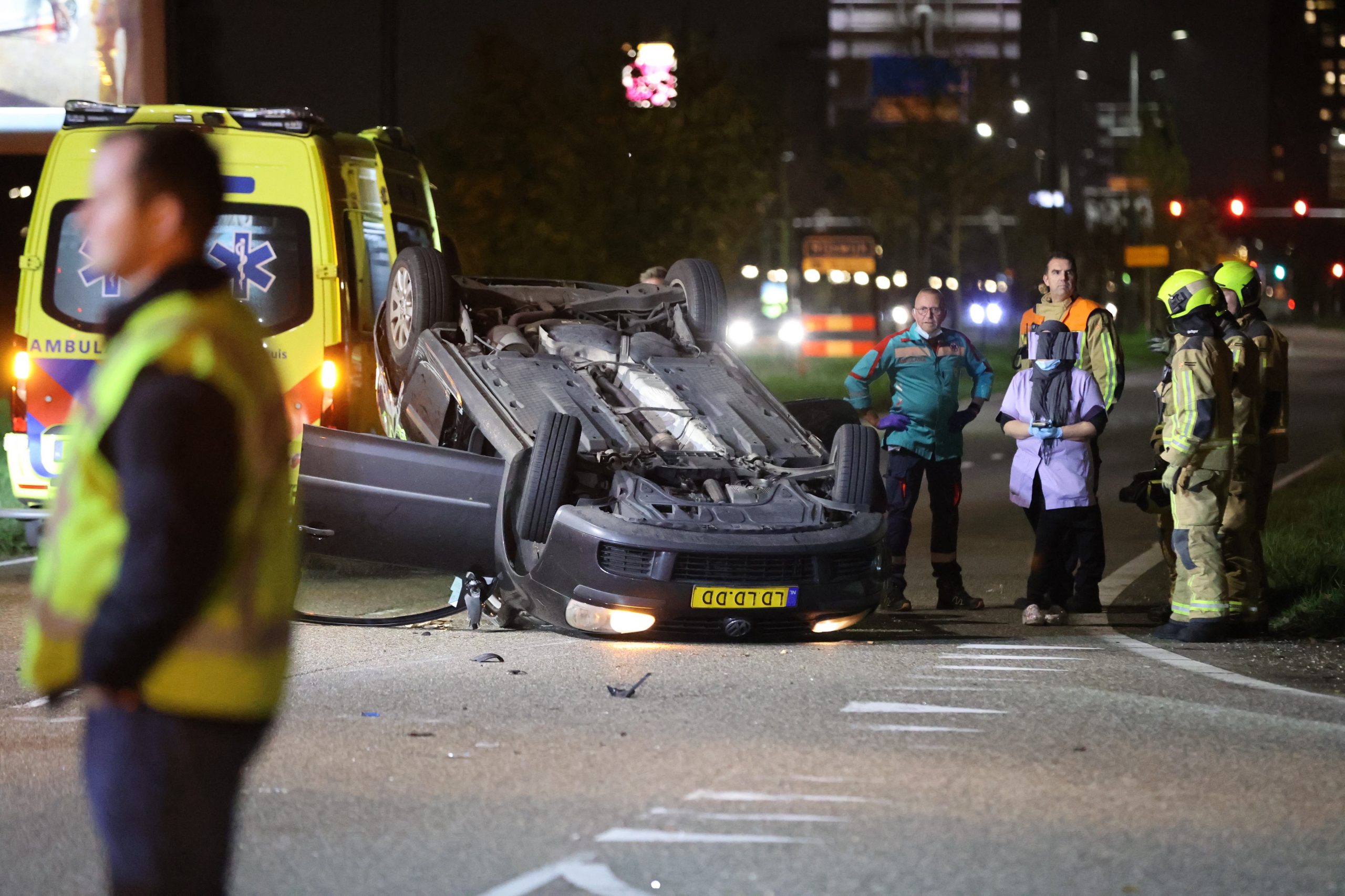 Auto belandt op z’n kop na ongeval meerdere voertuigen Beatrixlaan