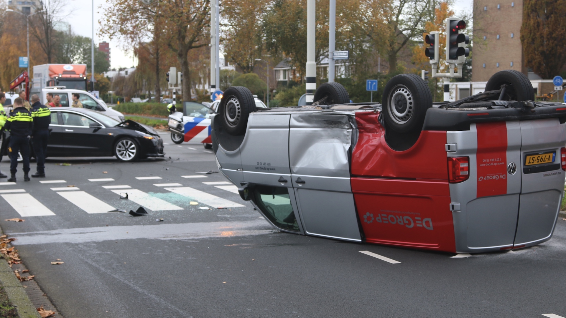 Busje belandt op zijn dak na crash met Tesla