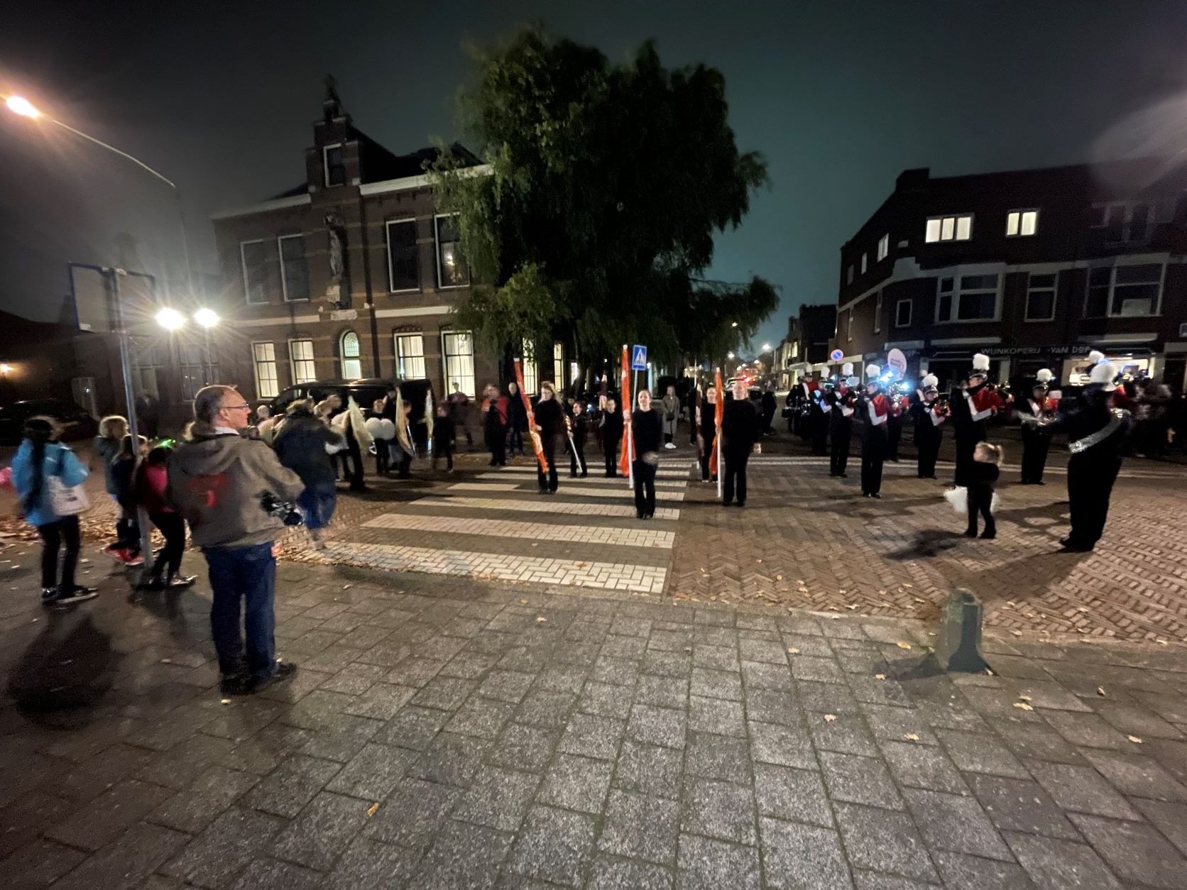 [VIDEO] Lampionnen verlichten voor de zeventigste keer de straten tijdens Sint Maarten