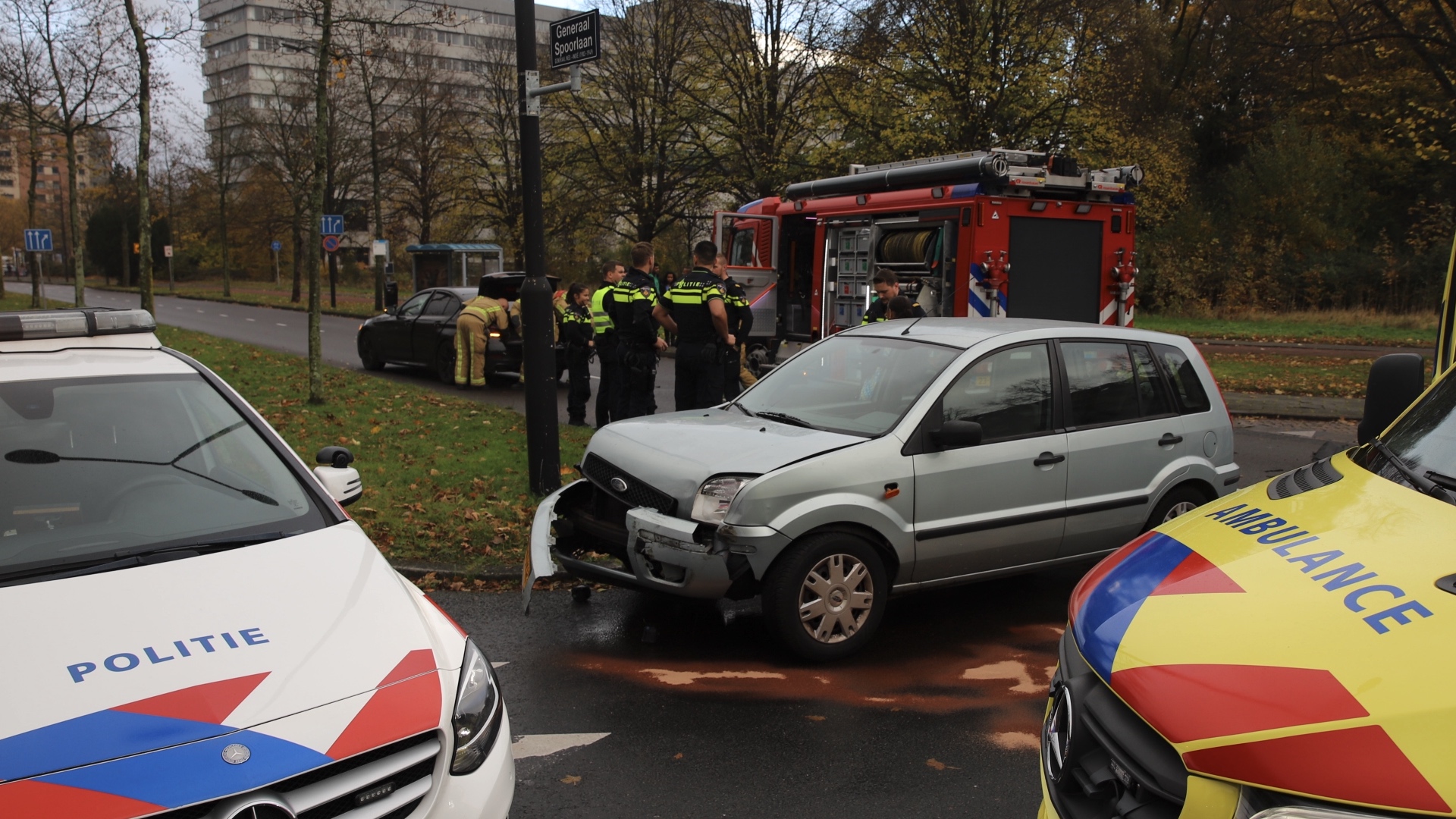 Gewonde en flinke schade bij aanrijding Generaal Spoorlaan