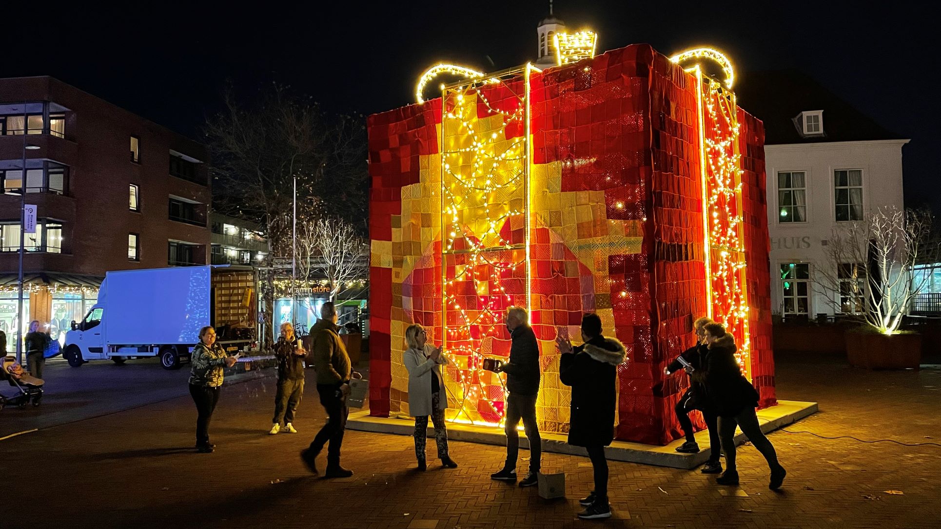 [VIDEO] Gigantisch lichtgevend cadeau onthuld op Raadhuisplein