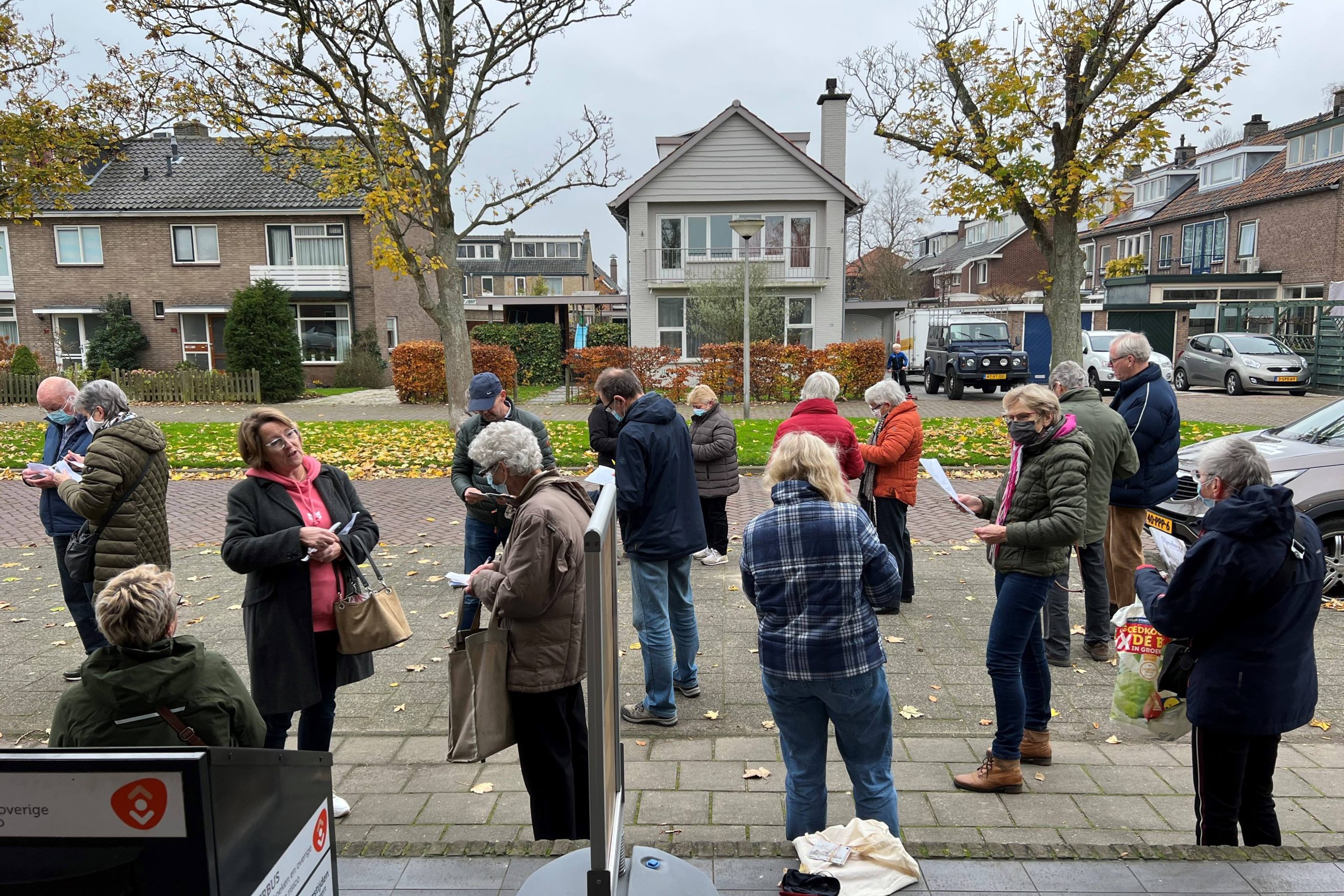 Inwoners gaan massaal plaatjes van vroeger ruilen bij de bieb Inwoners gaan massaal plaatjes van vroeger ruilen bij de bieb