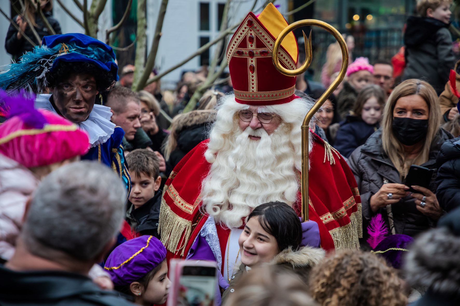 [VIDEO] Raadhuisplein gevuld met kinderen wachten op Sint en Piet