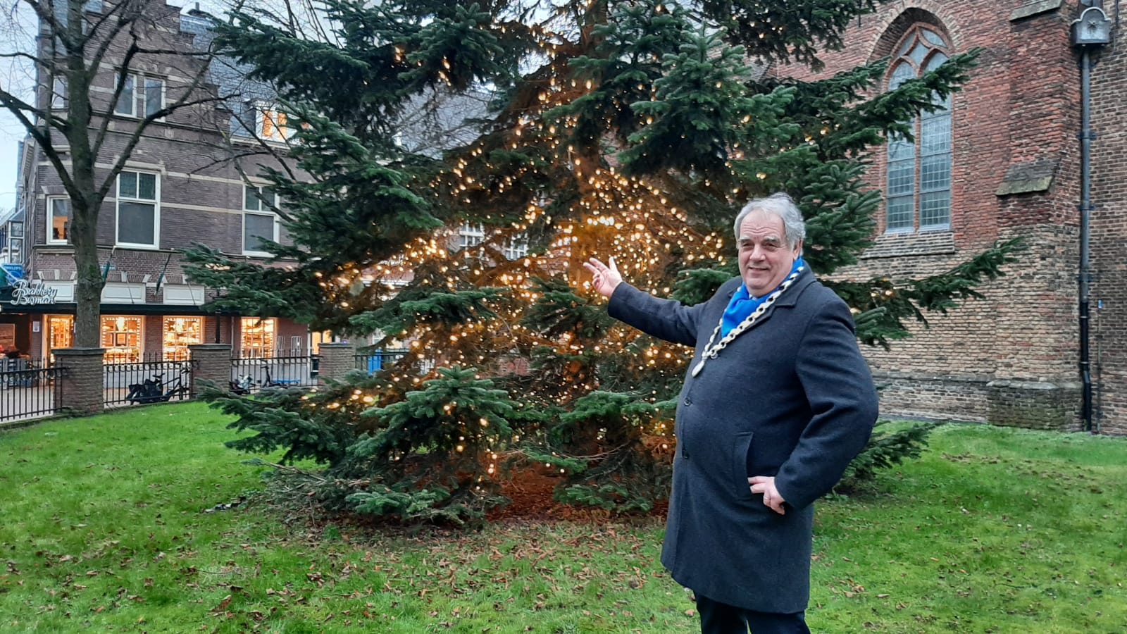 [VIDEO] Kerstboom verlicht de straten van Oud Rijswijk