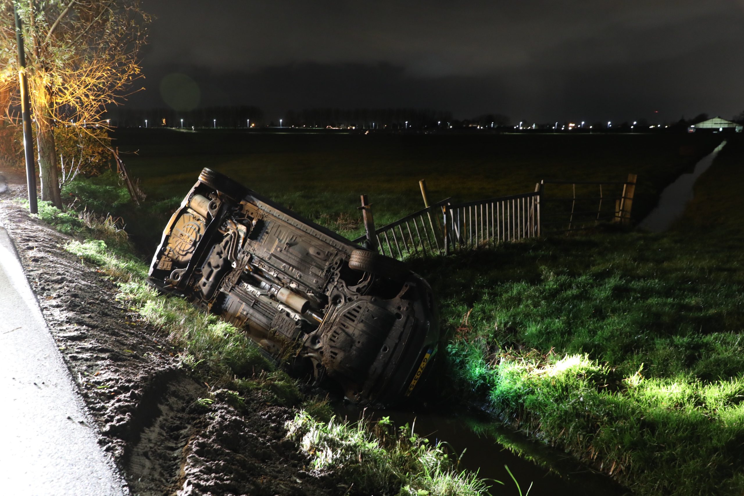 Auto ondersteboven in het water aan Ondermeerweg Leidschendam