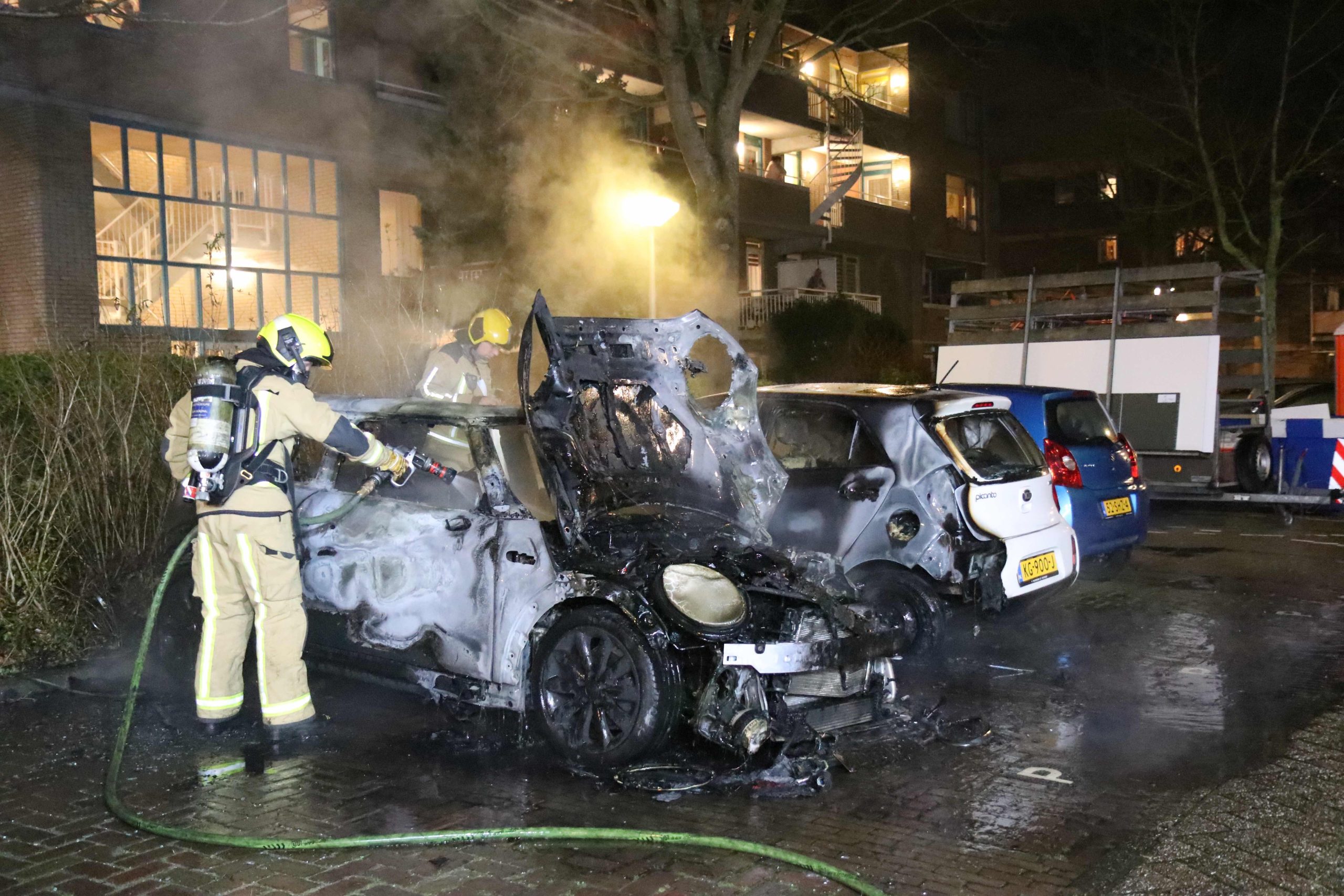 Geparkeerde auto volledig uitgebrand na vermoedelijke brandstichting in Pijnacker Geparkeerde auto volledig uitgebrand na vermoedelijke brandstichting in Pijnacker