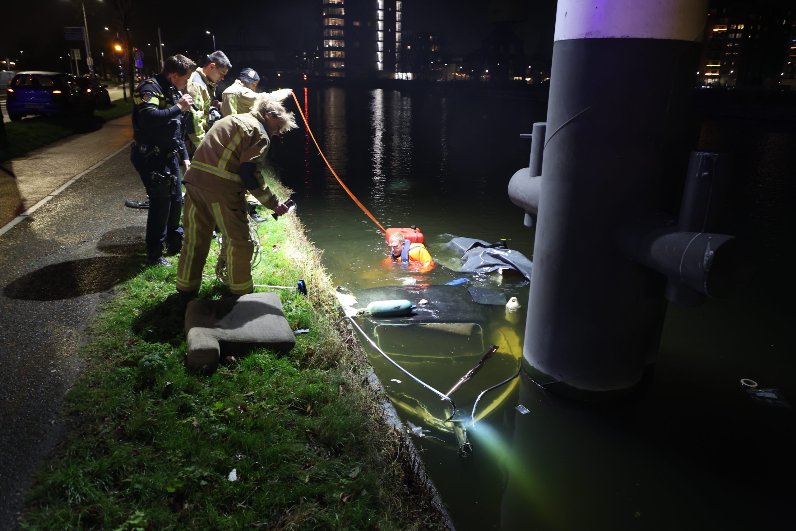 Grote zoekactie met duikteams na gezonken boot aan Vlietweg Leidschendam