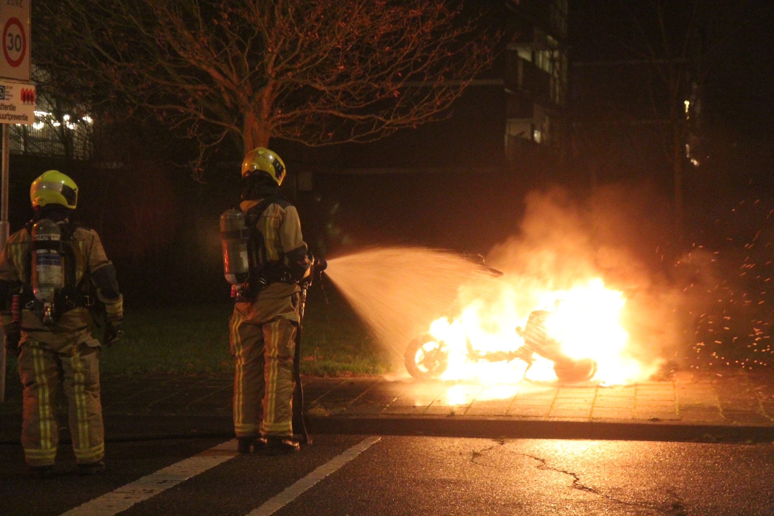 Scooter in brand en ruit ingegooid bij restaurant Voorburg