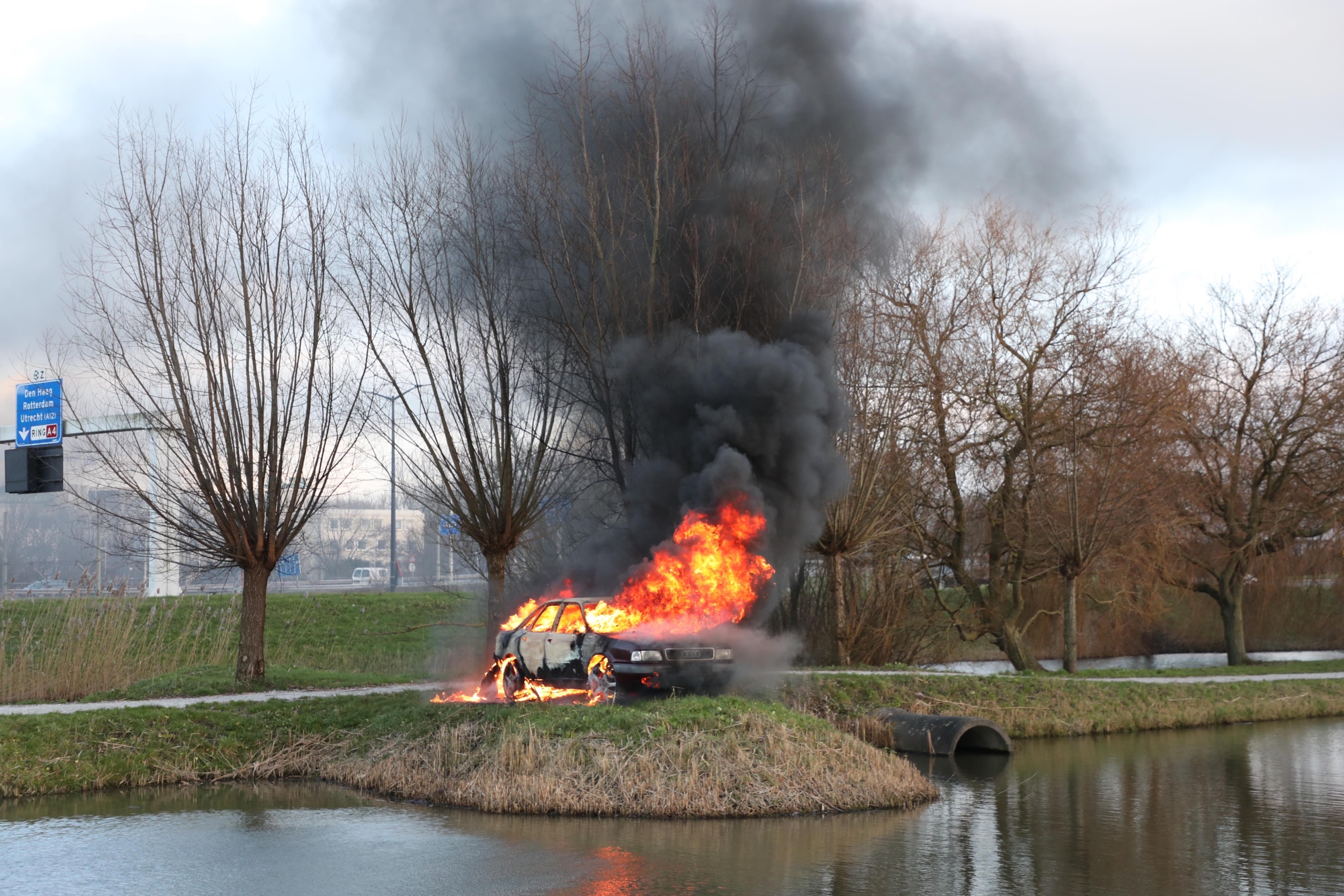 Auto in brand gestoken in parkje bij de Ruyterstraat