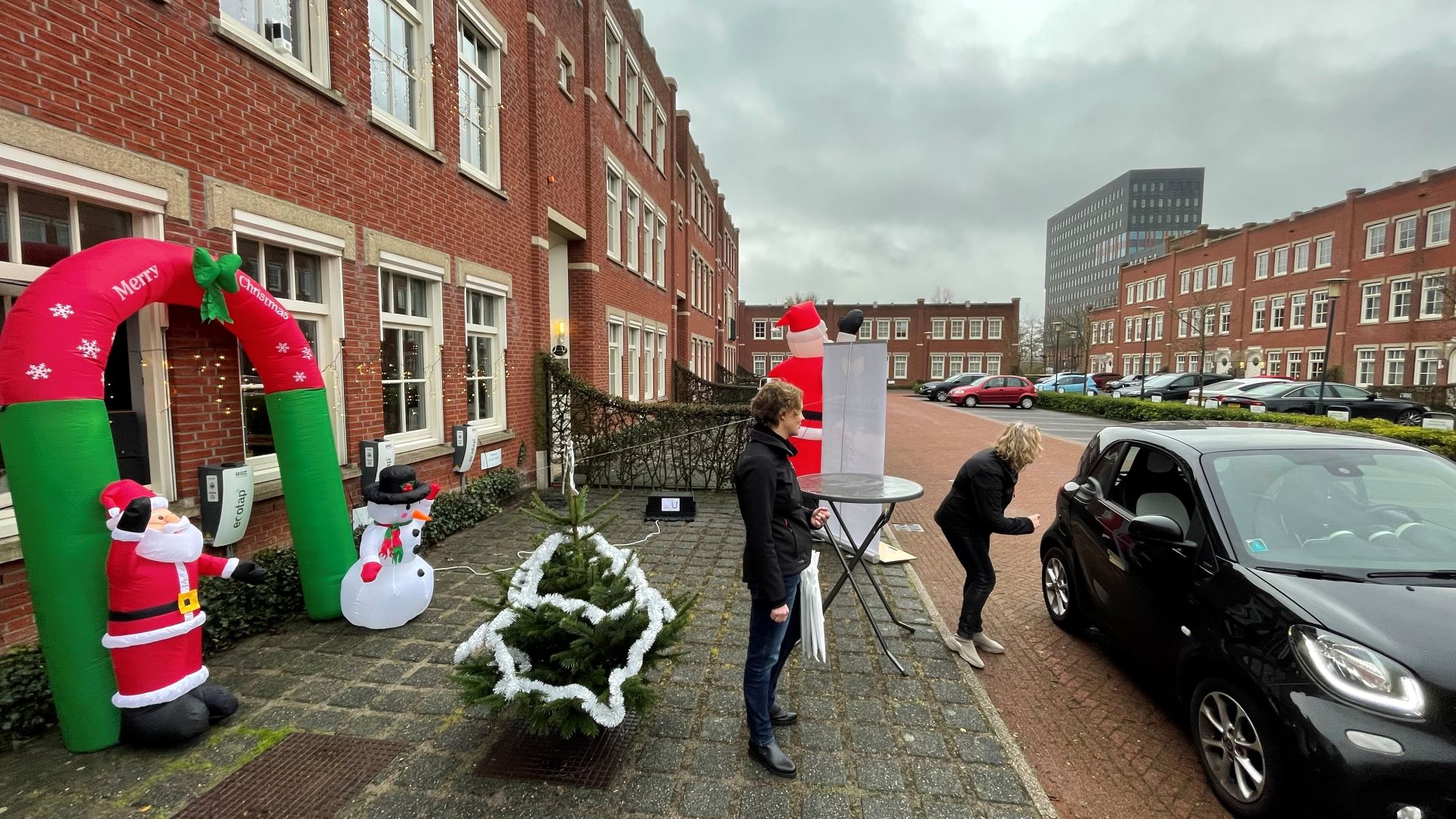 [VIDEO] Wonen à la Carte organiseert drive thru voor mogelijke kopers van de Vlinderpoort