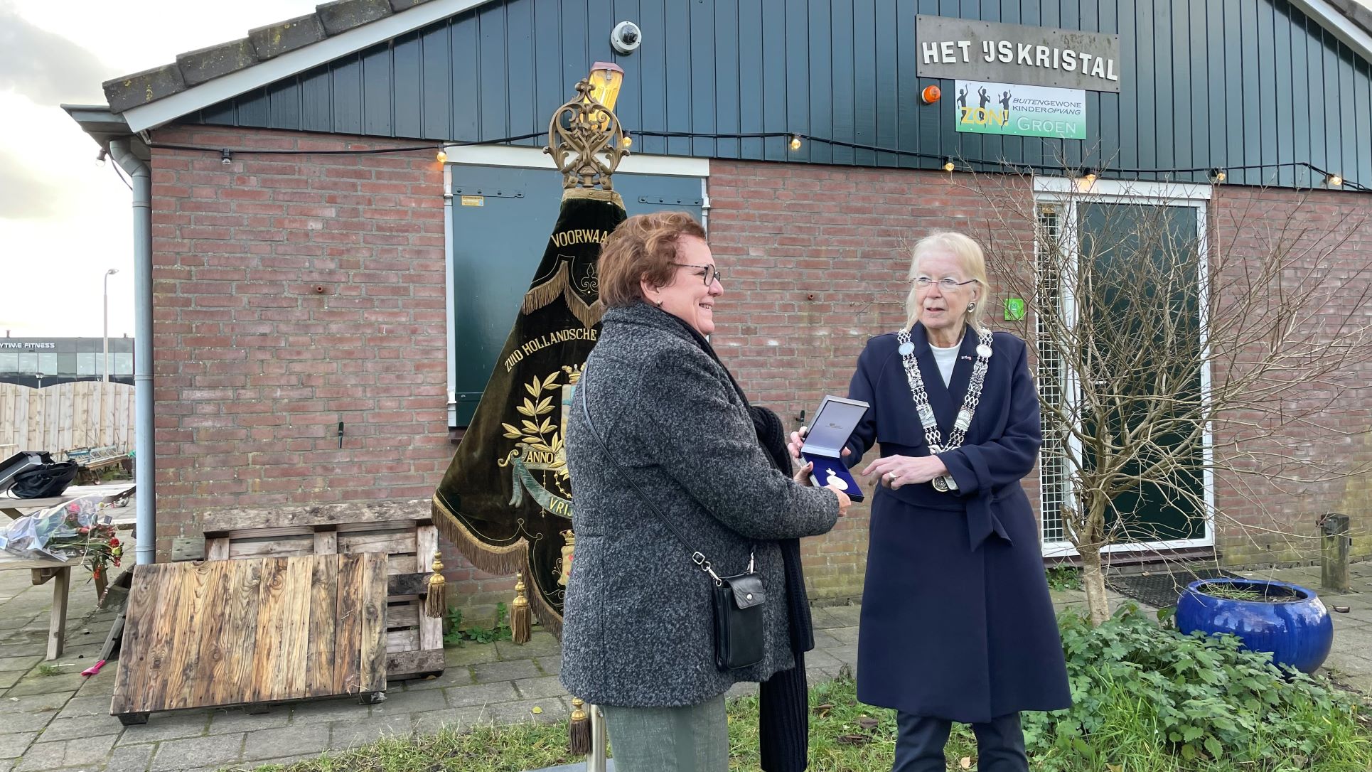 [VIDEO] IJsvereniging Voorwaarts krijgt erepenning vanwege 125-jarig bestaan