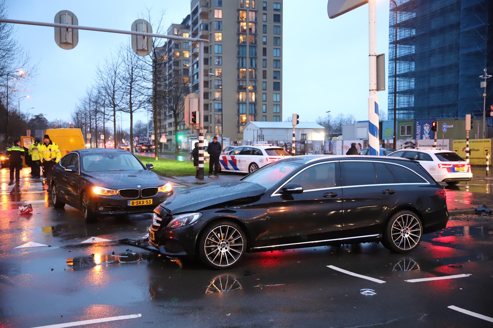 Bestelbus knalt door rood en ramt twee auto’s op Churchilllaan