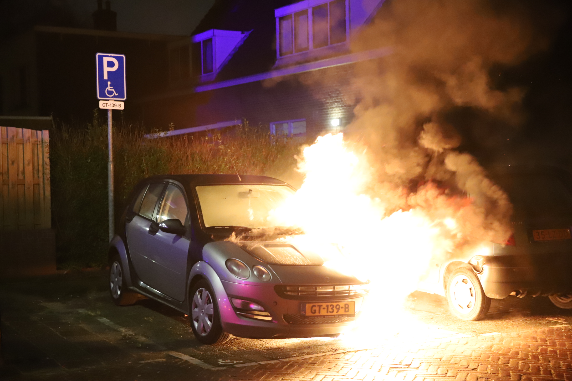 Geparkeerde auto gehandicapte vrouw zwaar beschadigd na brand