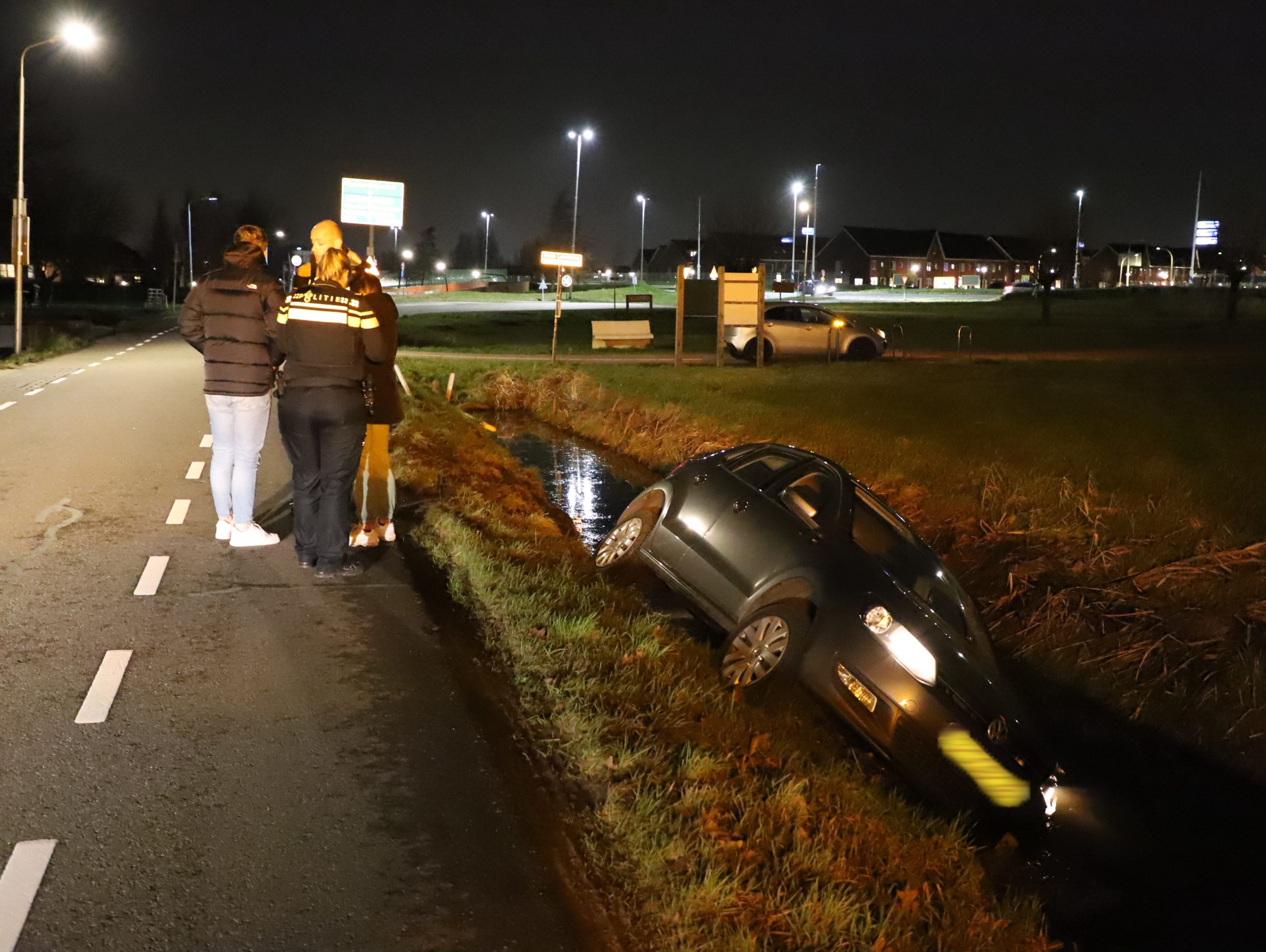 Auto belandt in sloot aan Oude Leedeweg Pijnacker