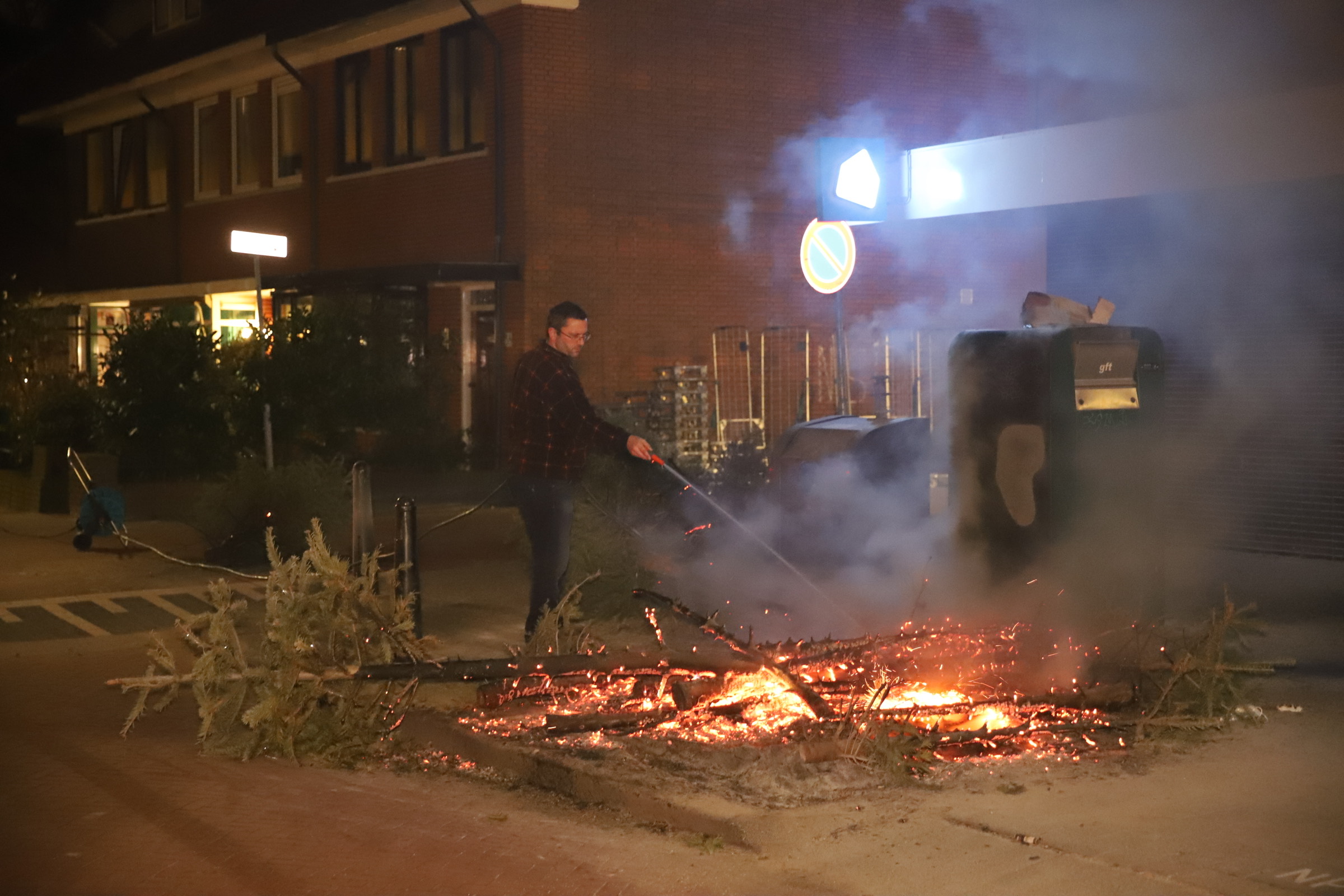 Jongeren steken kerstbomen in brand aan Julianastraat