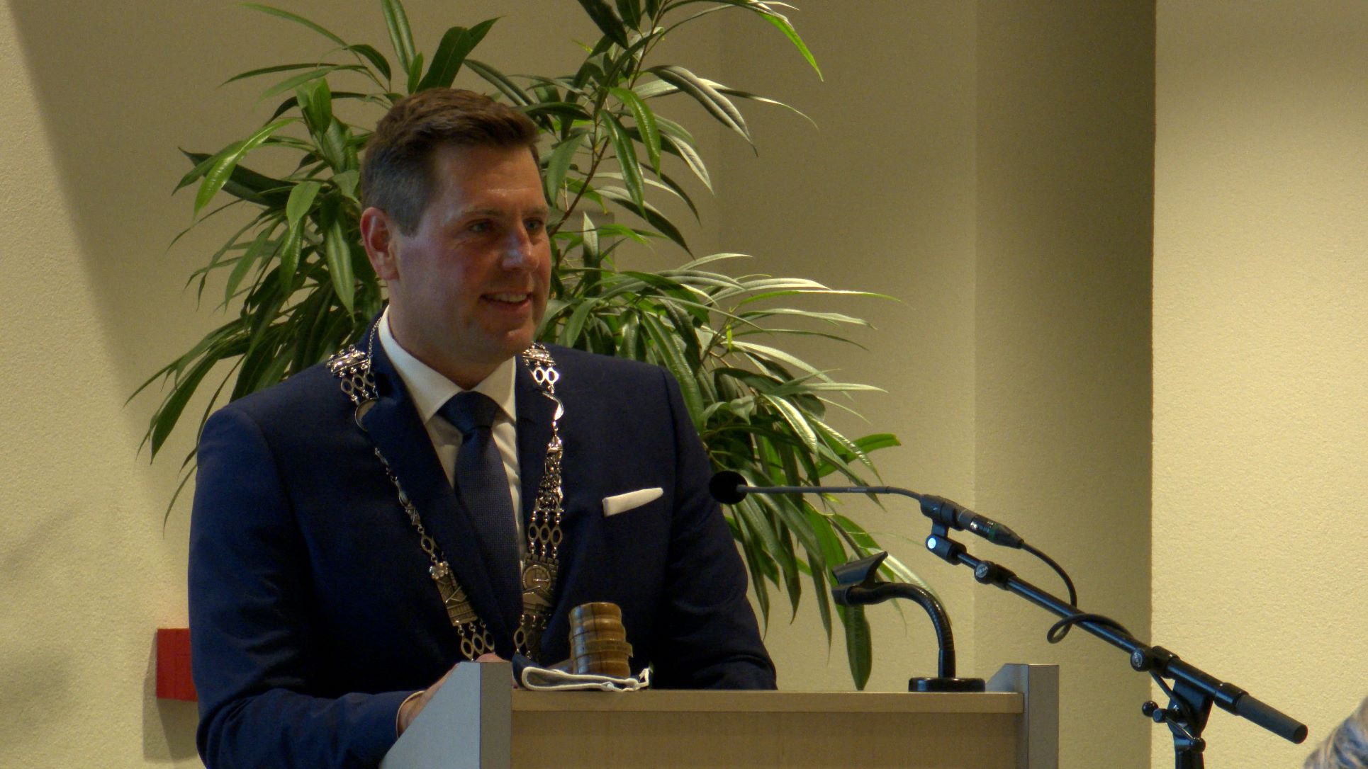 [VIDEO] Björn Lugthart officieel benoemd tot burgemeester Pijnacker-Nootdorp