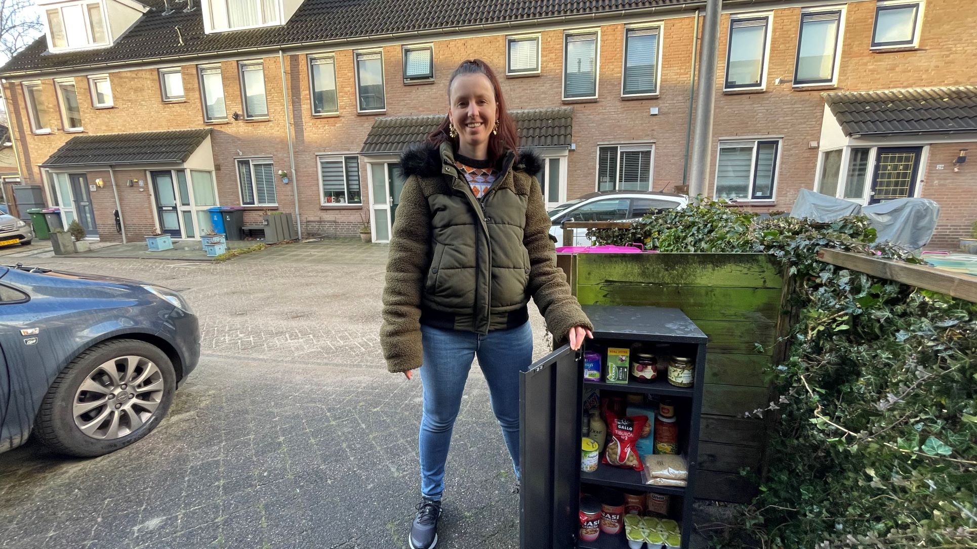 [VIDEO] Linda heeft voedselkastje in haar voortuin voor mensen die minder te besteden hebben