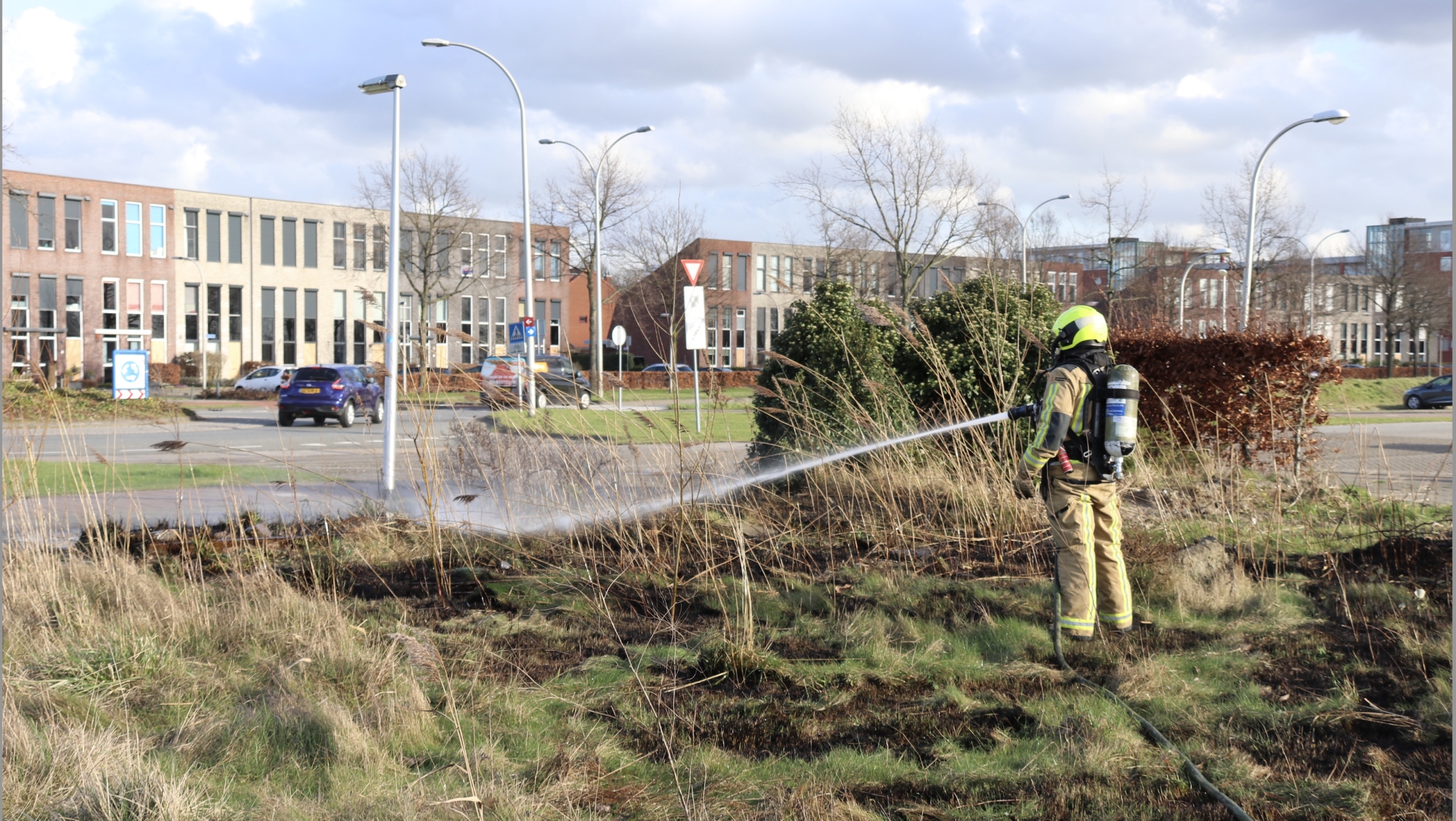 Brand in berm met riet langs Klapwijkseweg in Pijnacker