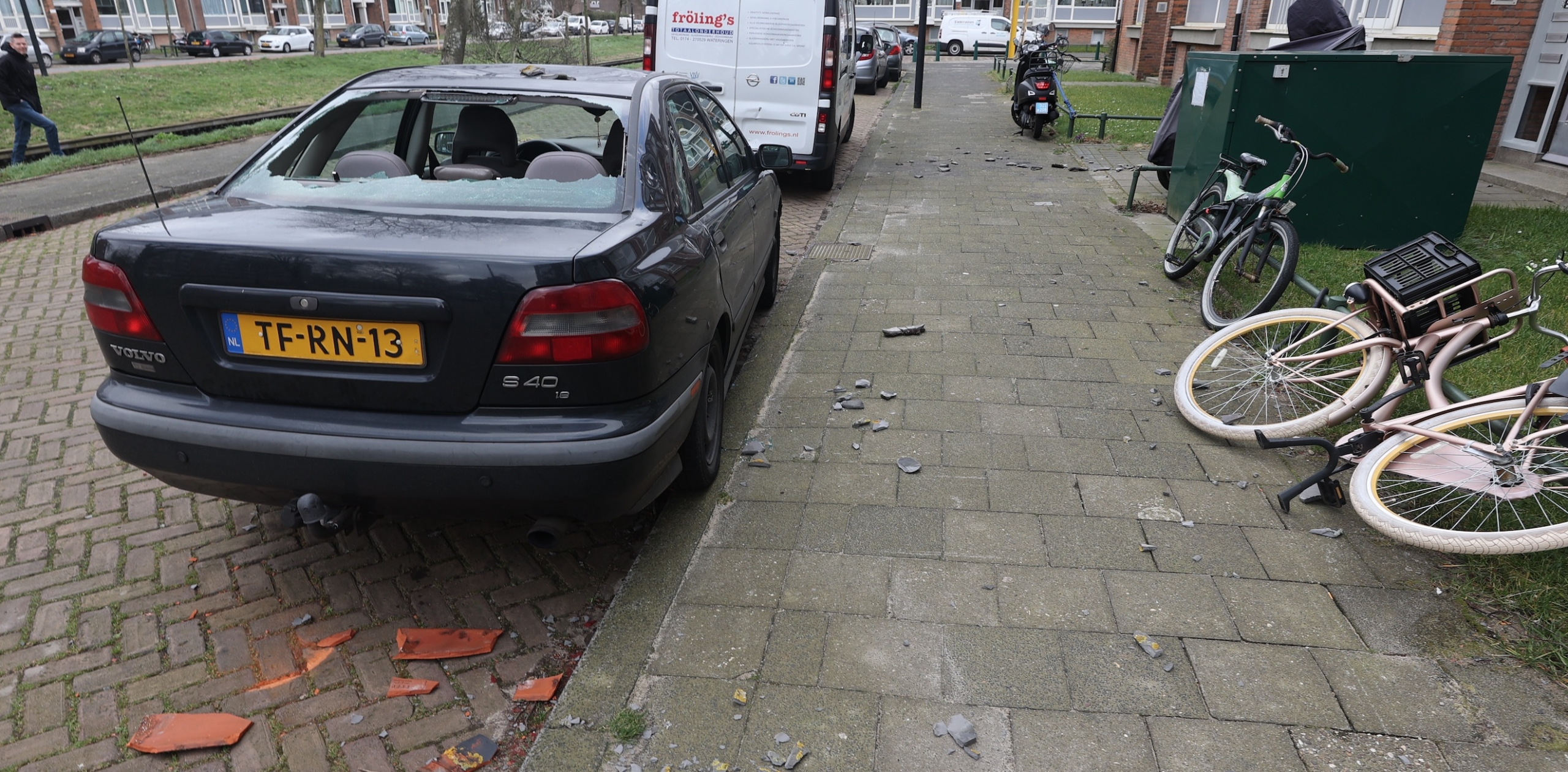 Dakpannen vallen boven op auto door ruit en bomen waaien om door storm Eunice