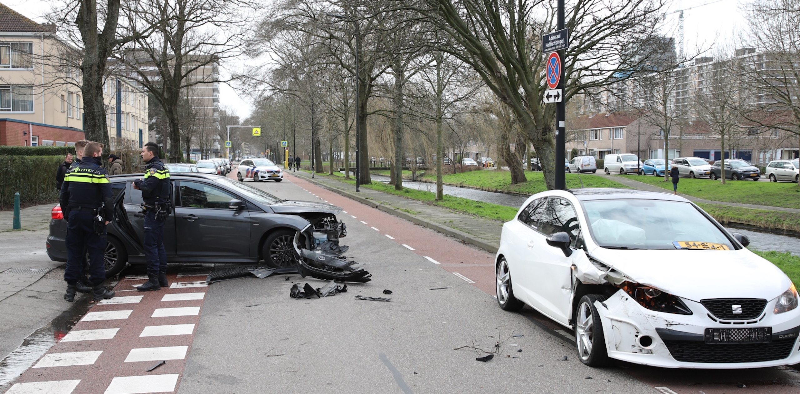 Gewonde en flinke schade na crash bij aanrijding Admiraal Helfrichsingel Rijswijk