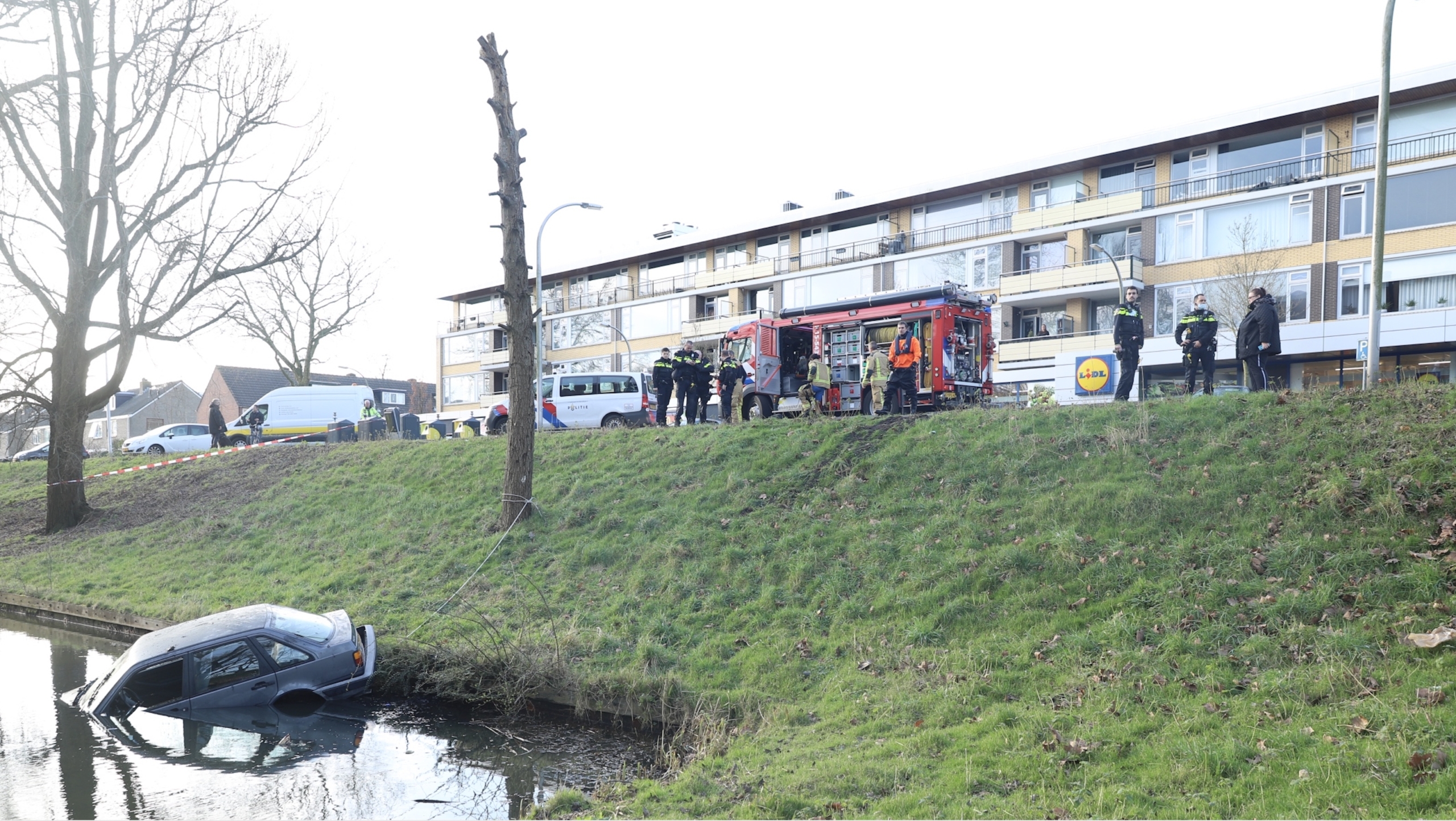 Oude vrouw belandt met auto in water Nobellaan Pijnacker