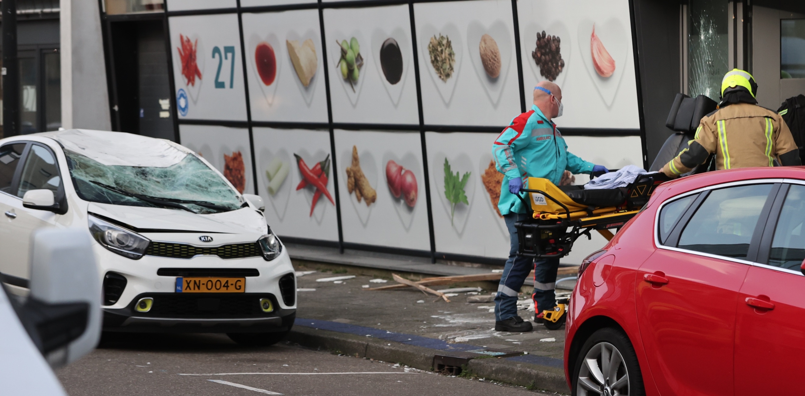 [UPDATE] Grote plaat valt op personen en auto. Hulpdiensten massaal ter plaatse