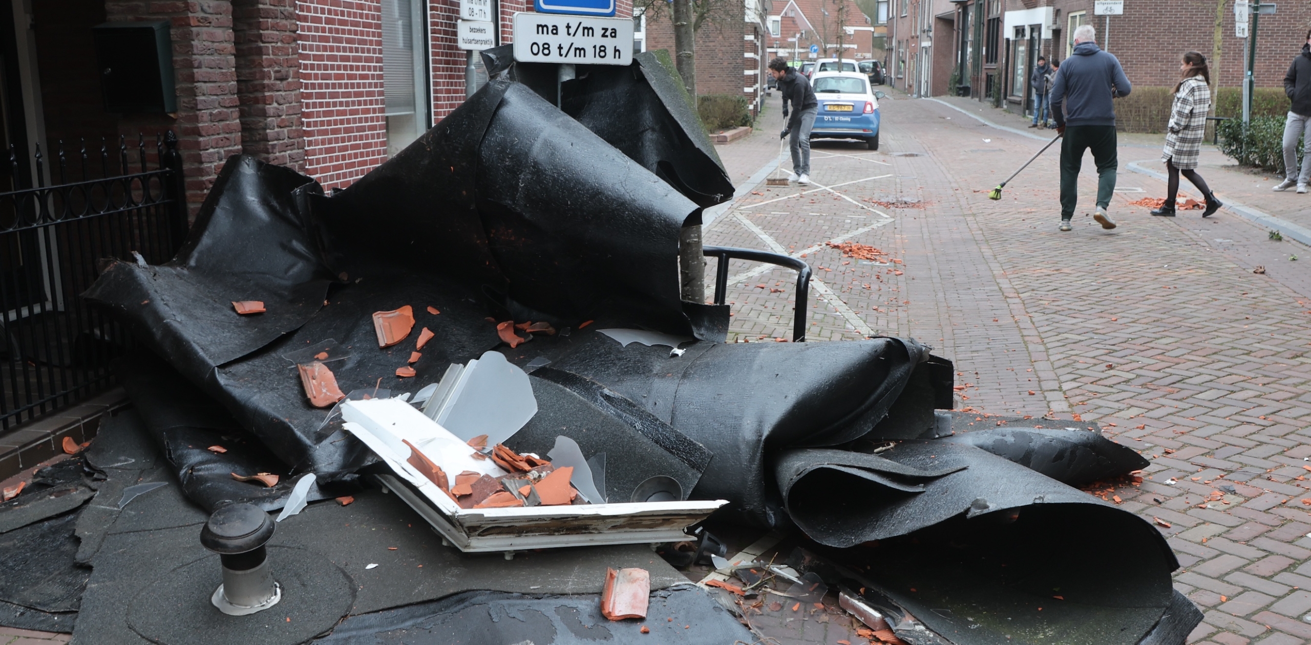 Volledig dak waait van woning aan Venestraat Leidschendam