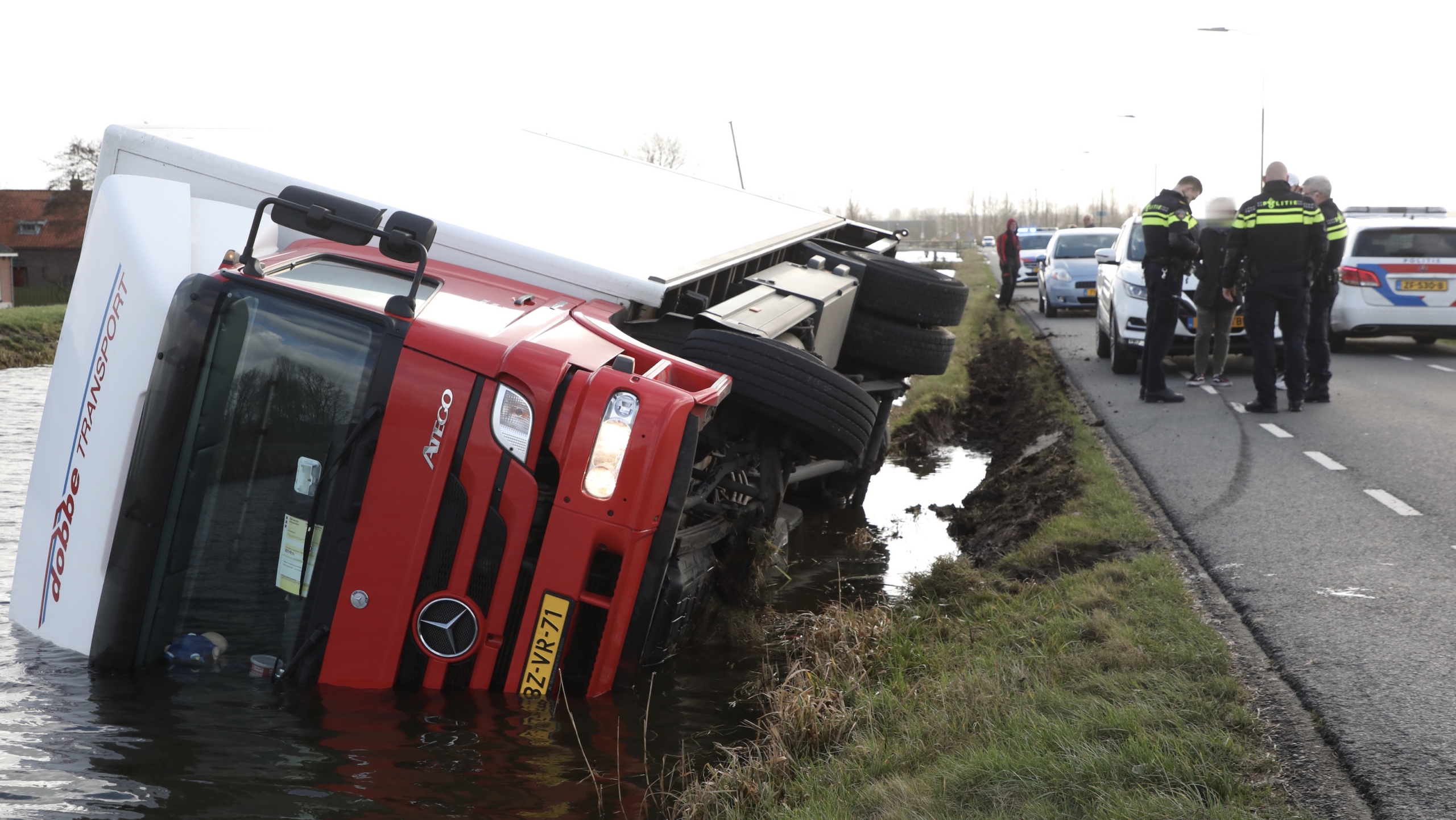 Vrachtwagen valt in het water aan Wilsveen