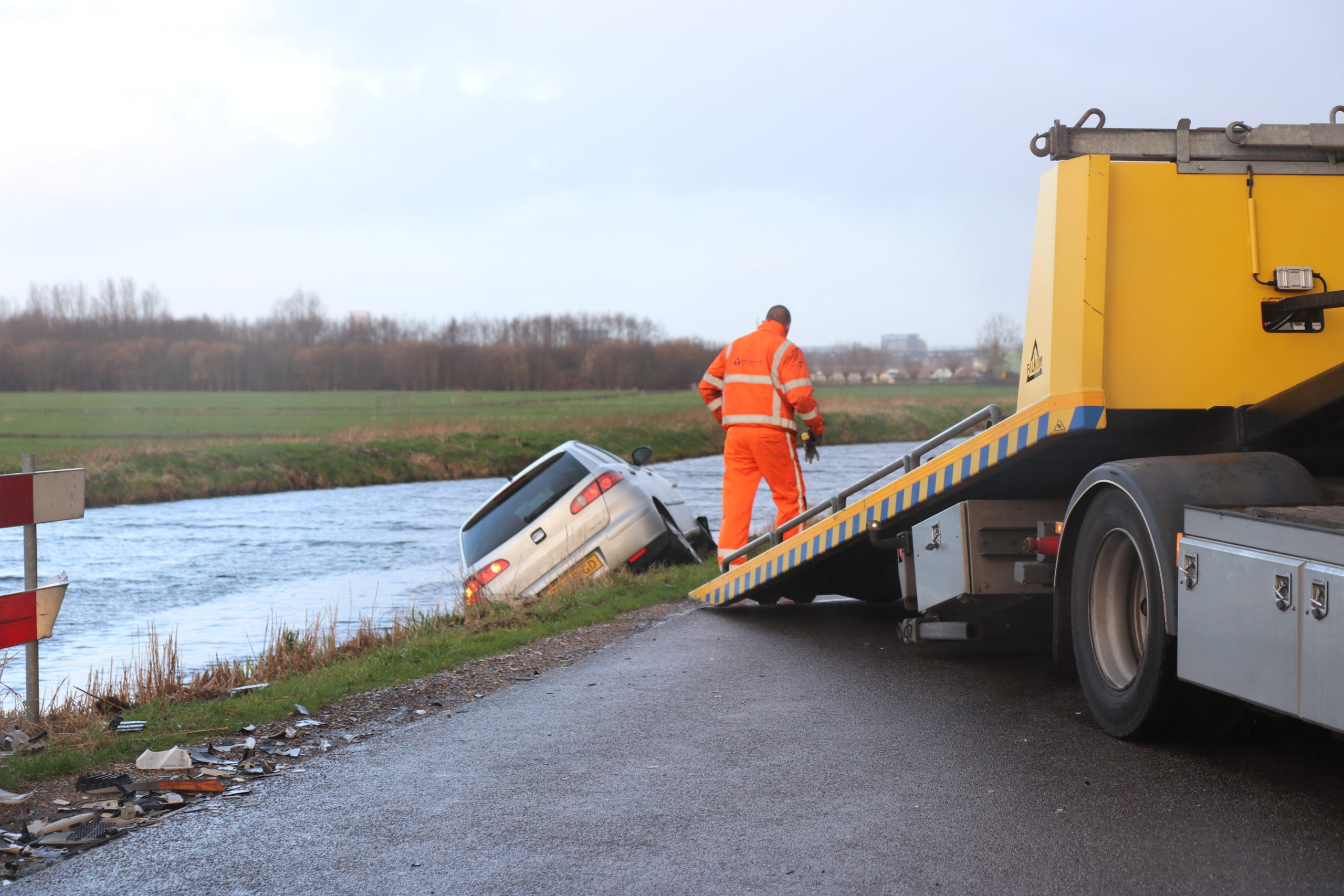 Auto raakt te water na botsing Nieuwkoopseweg in Pijnacker