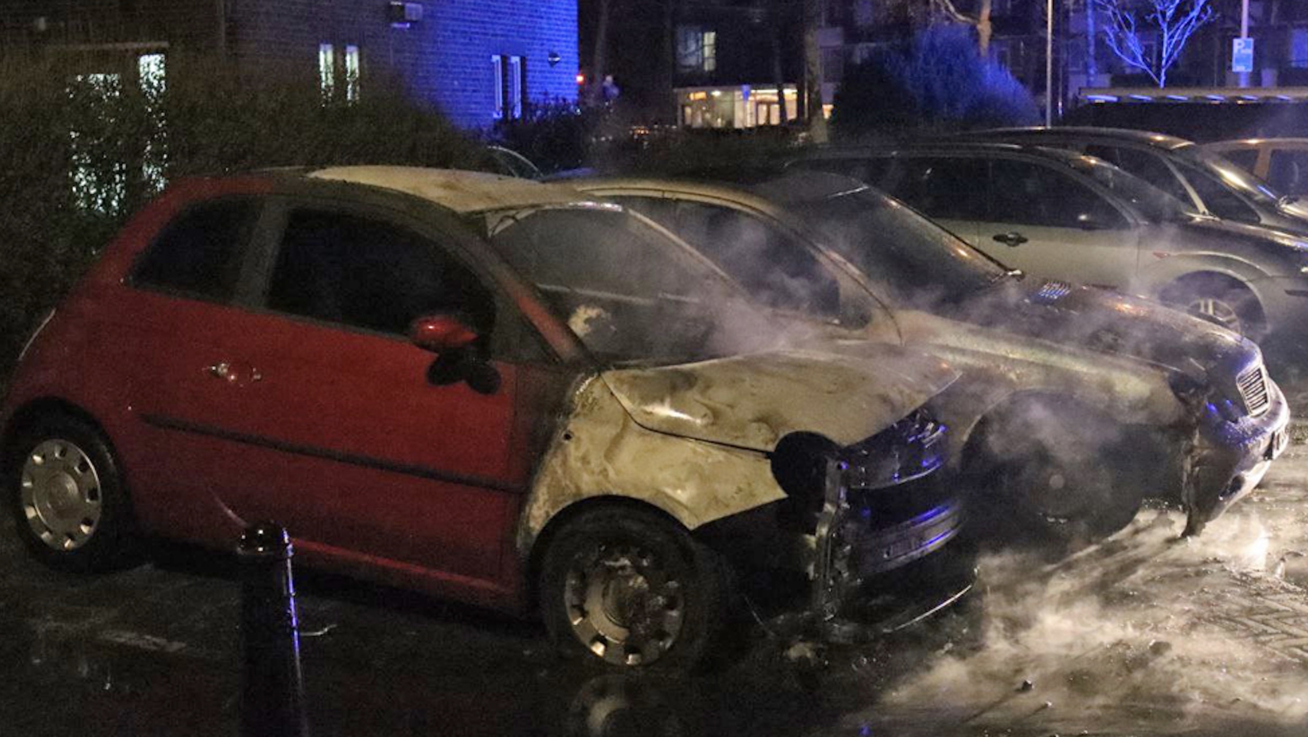 Eigenaren zien opnieuw hun auto in vlammen opgaan in Willem Marisstraat Rijswijk