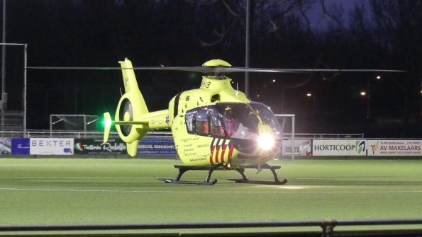 Traumahelikopter landt op sportveld bij voetbalvereniging Oliveo in Pijnacker